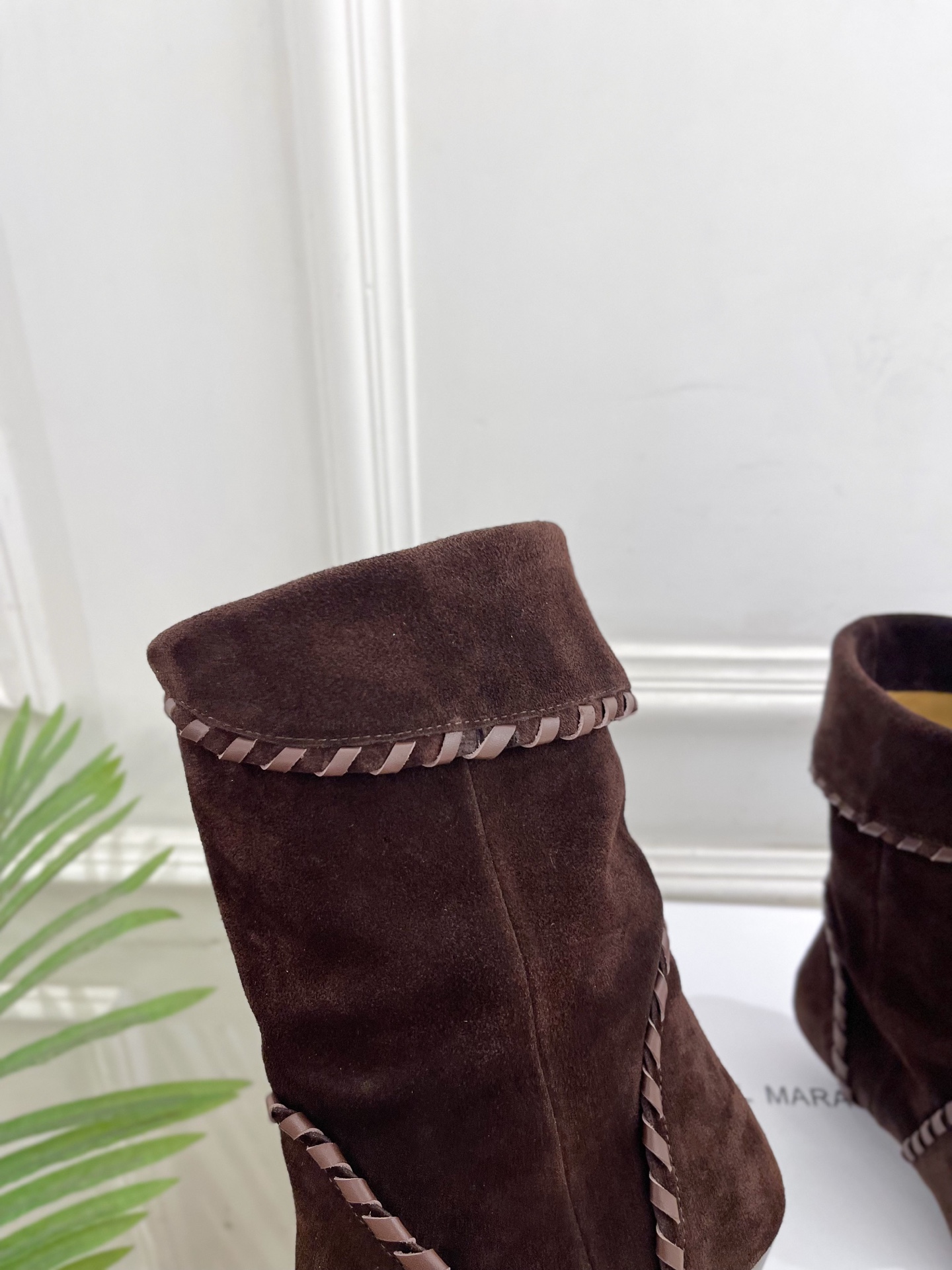 ISABEL MARANT | 伊莎贝尔  25𝐬𝐬

2025秋冬新品 经典复古尖头一脚蹬短靴！   