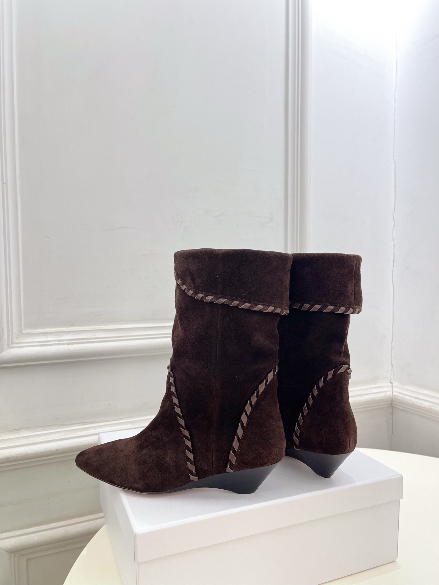 ISABEL MARANT | 伊莎贝尔  25𝐬𝐬

2025秋冬新品 经典复古尖头一脚蹬短靴！   