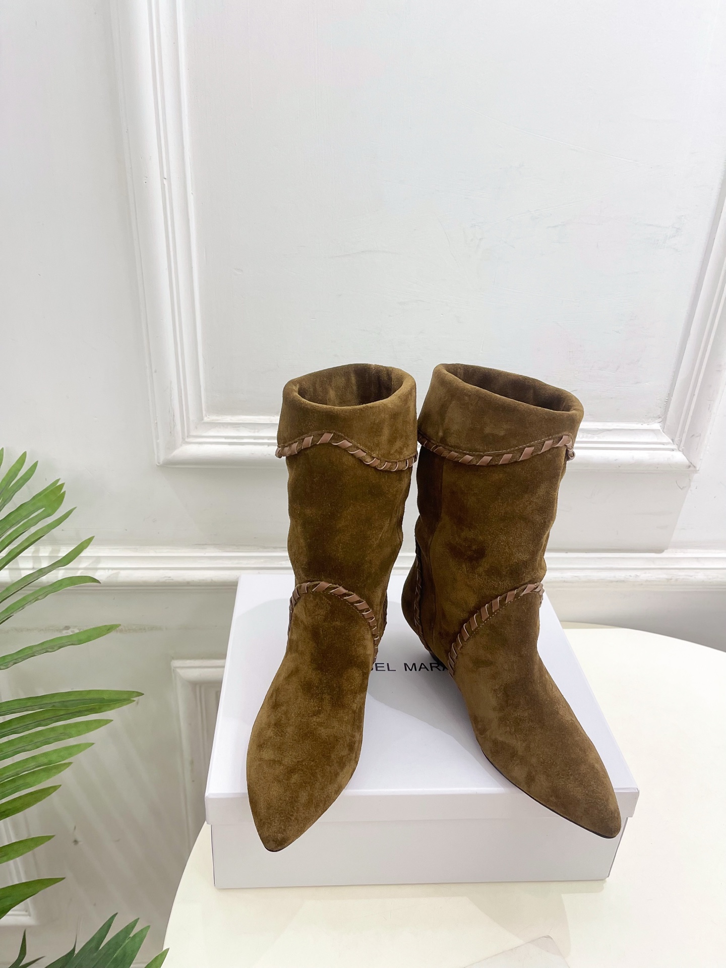 ISABEL MARANT | 伊莎贝尔  25𝐬𝐬

2025秋冬新品 经典复古尖头一脚蹬短靴！   