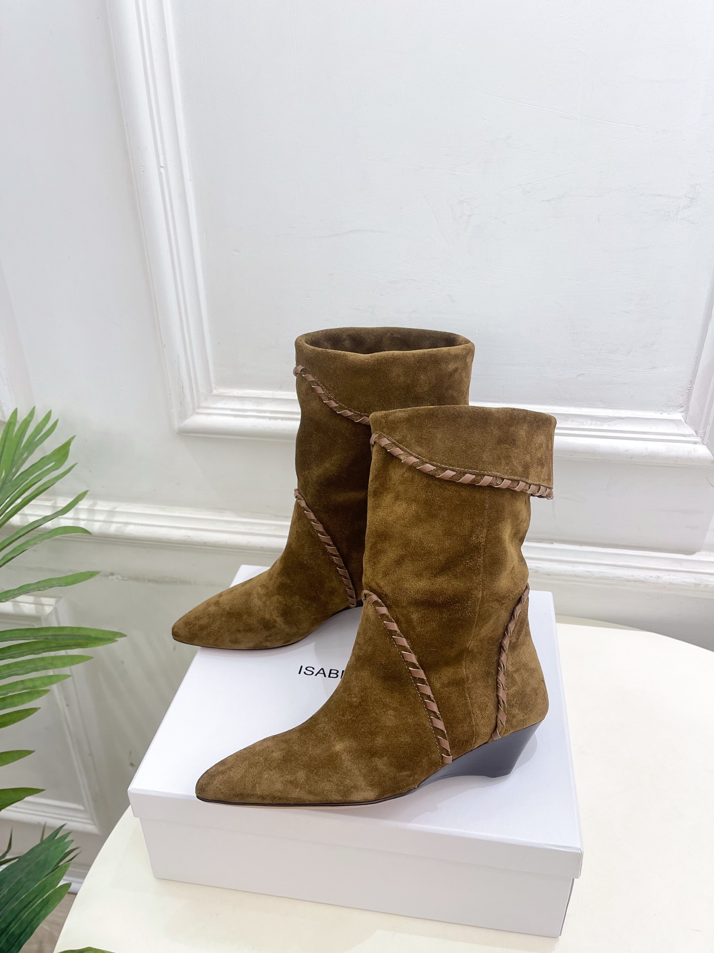 ISABEL MARANT | 伊莎贝尔  25𝐬𝐬

2025秋冬新品 经典复古尖头一脚蹬短靴！   