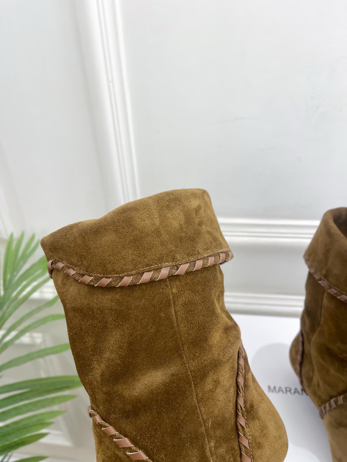 ISABEL MARANT | 伊莎贝尔  25𝐬𝐬

2025秋冬新品 经典复古尖头一脚蹬短靴！   