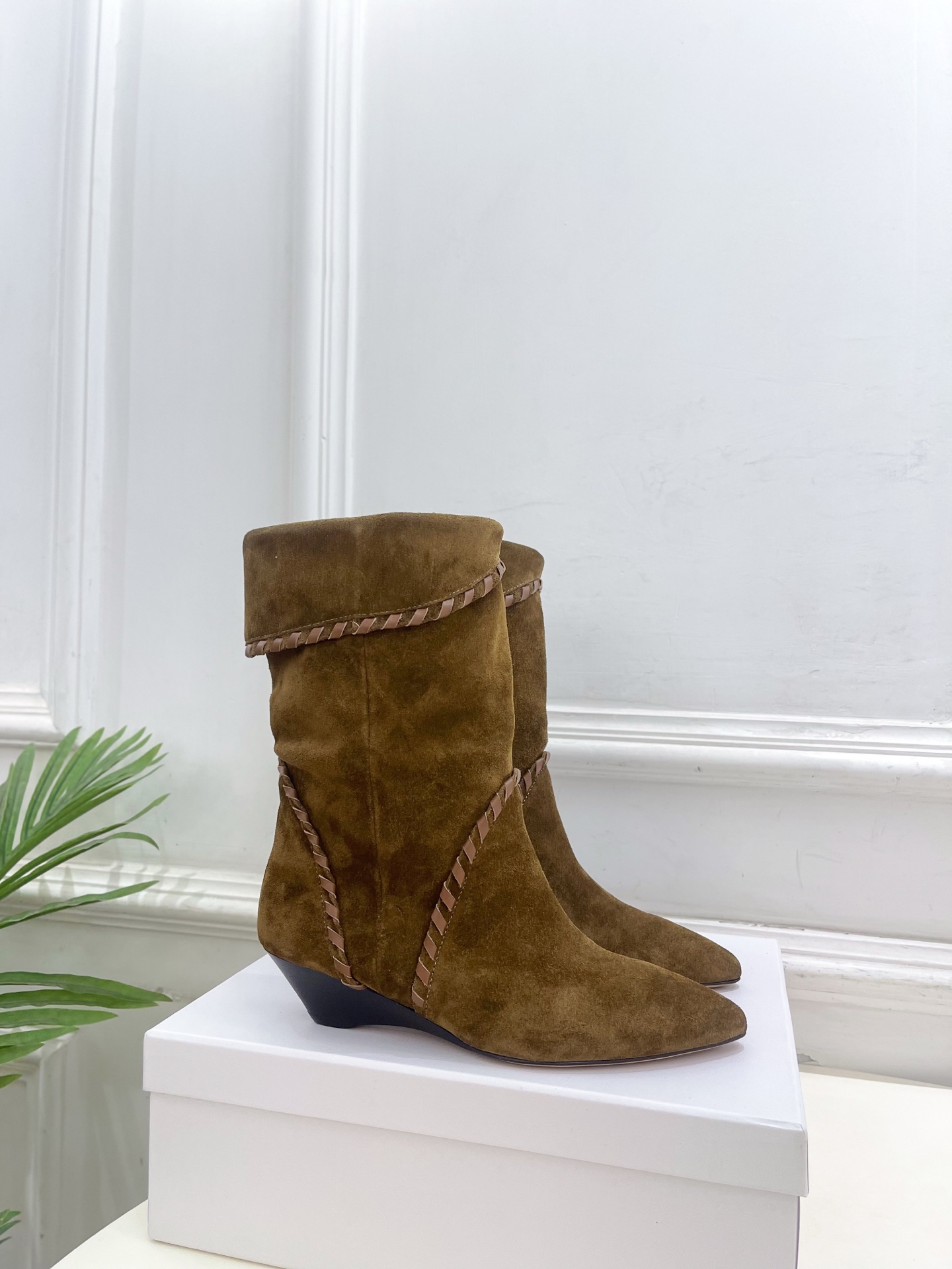 ISABEL MARANT | 伊莎贝尔  25𝐬𝐬

2025秋冬新品 经典复古尖头一脚蹬短靴！   