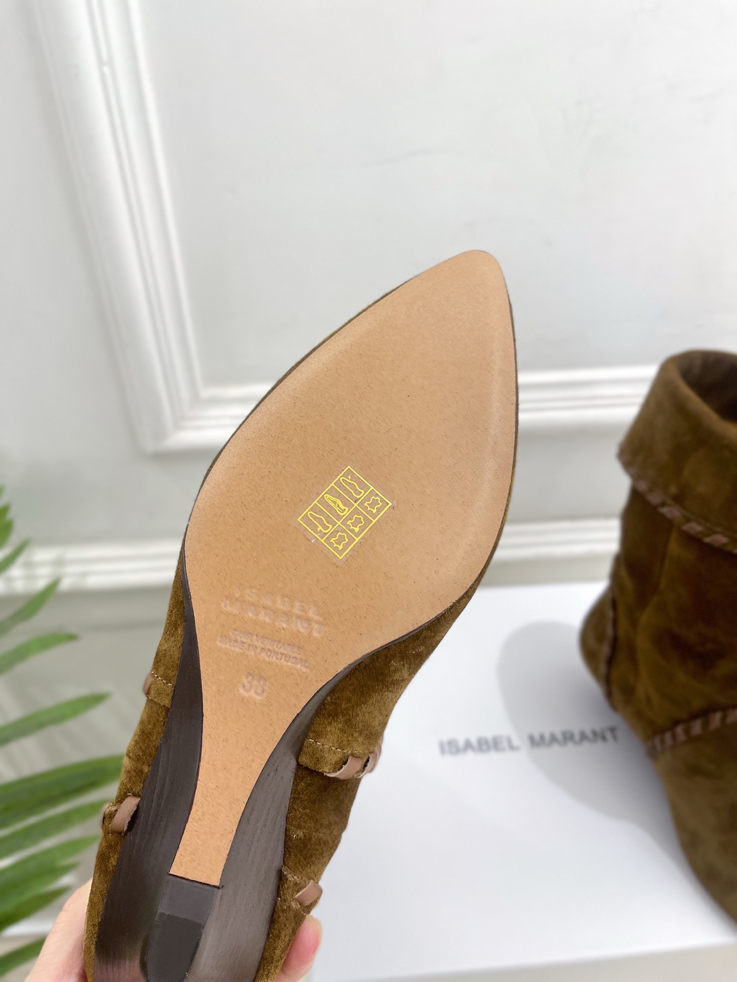 ISABEL MARANT | 伊莎贝尔  25𝐬𝐬

2025秋冬新品 经典复古尖头一脚蹬短靴！   
