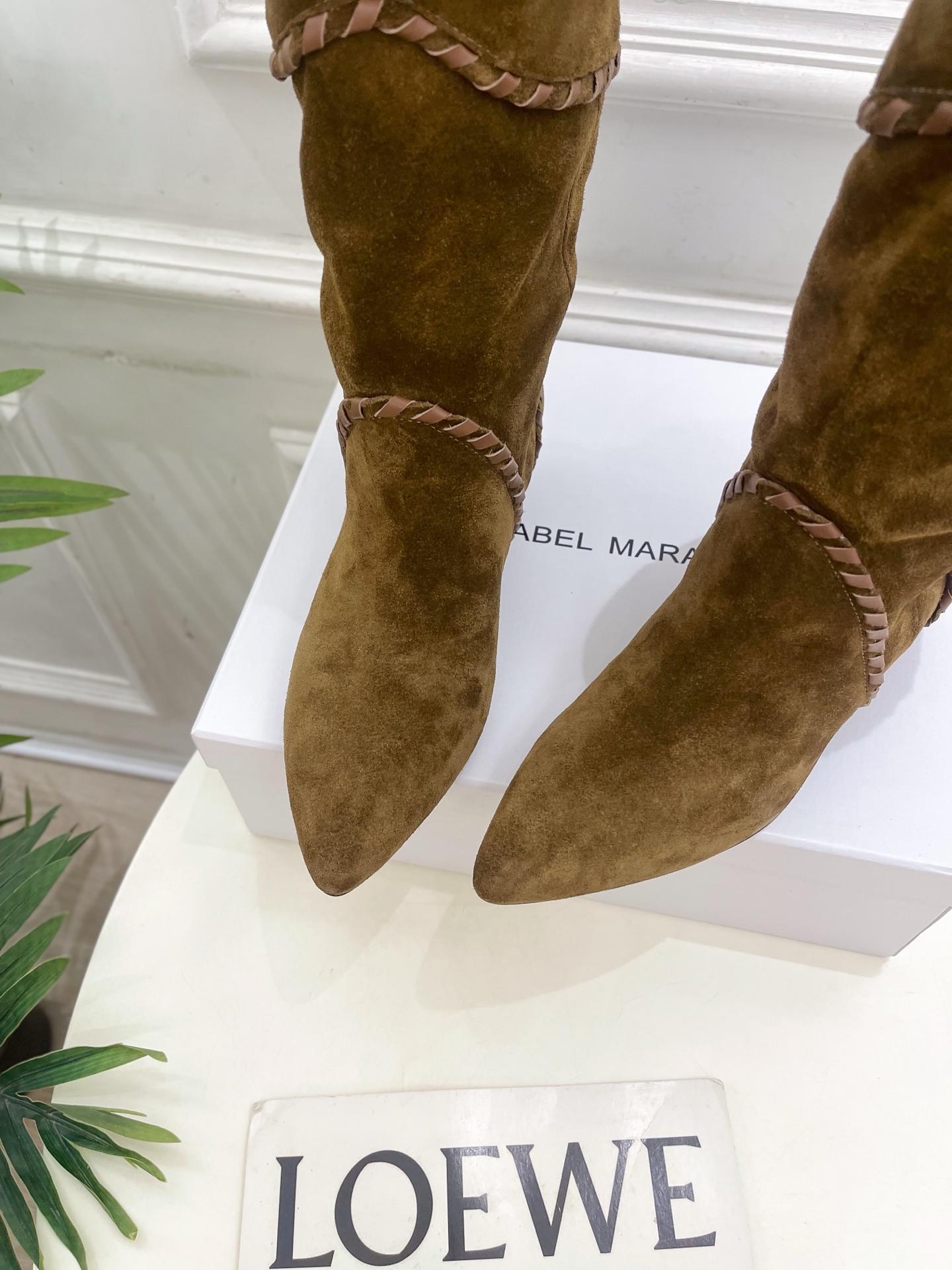 ISABEL MARANT | 伊莎贝尔  25𝐬𝐬

2025秋冬新品 经典复古尖头一脚蹬短靴！   