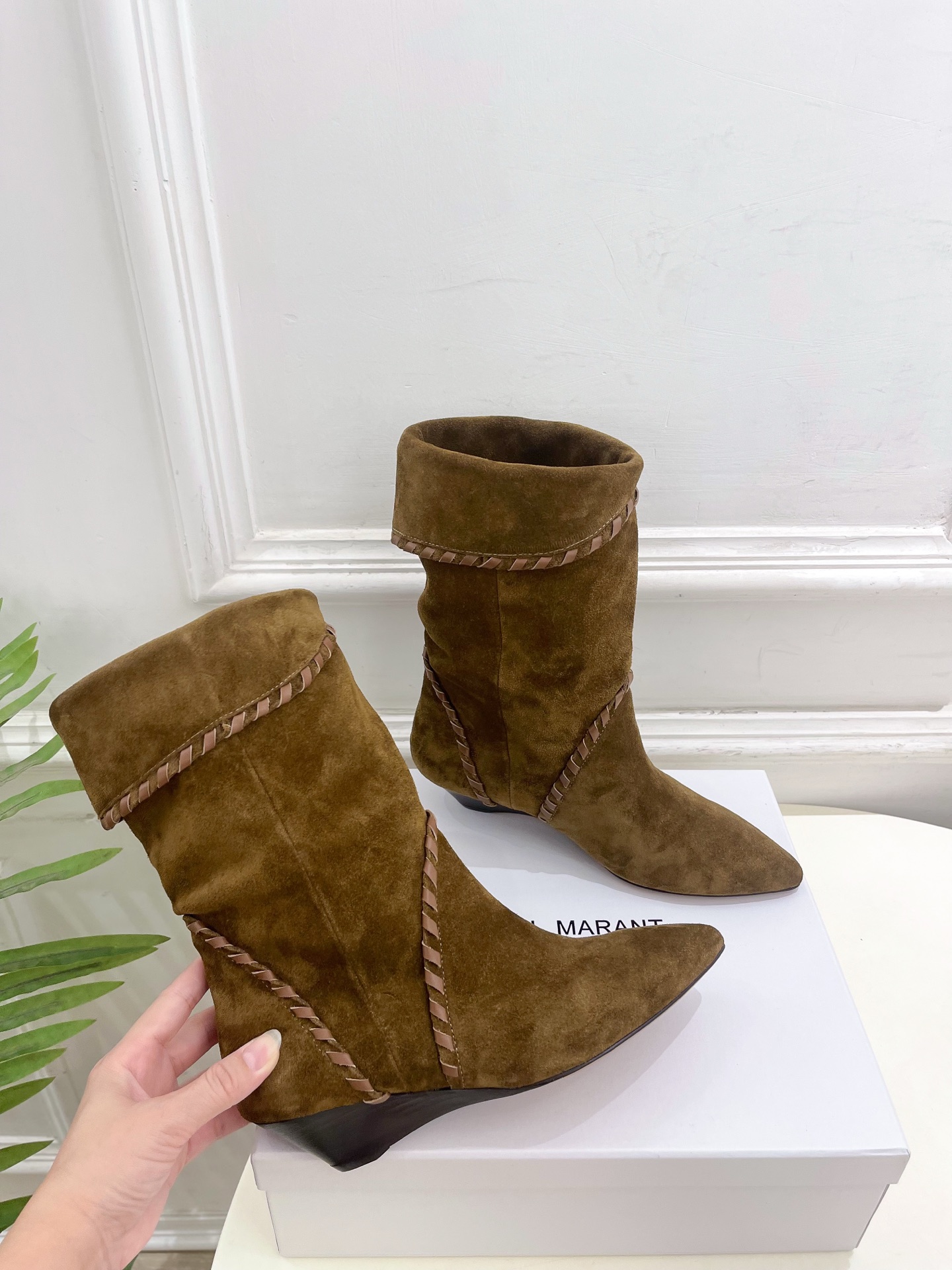 ISABEL MARANT | 伊莎贝尔  25𝐬𝐬

2025秋冬新品 经典复古尖头一脚蹬短靴！   