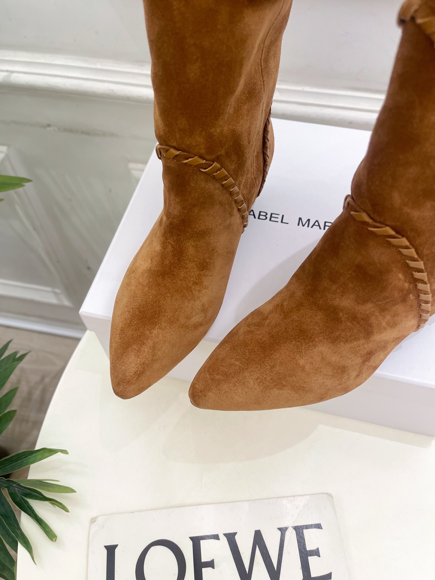 ISABEL MARANT | 伊莎贝尔  25𝐬𝐬

2025秋冬新品 经典复古尖头一脚蹬短靴！   