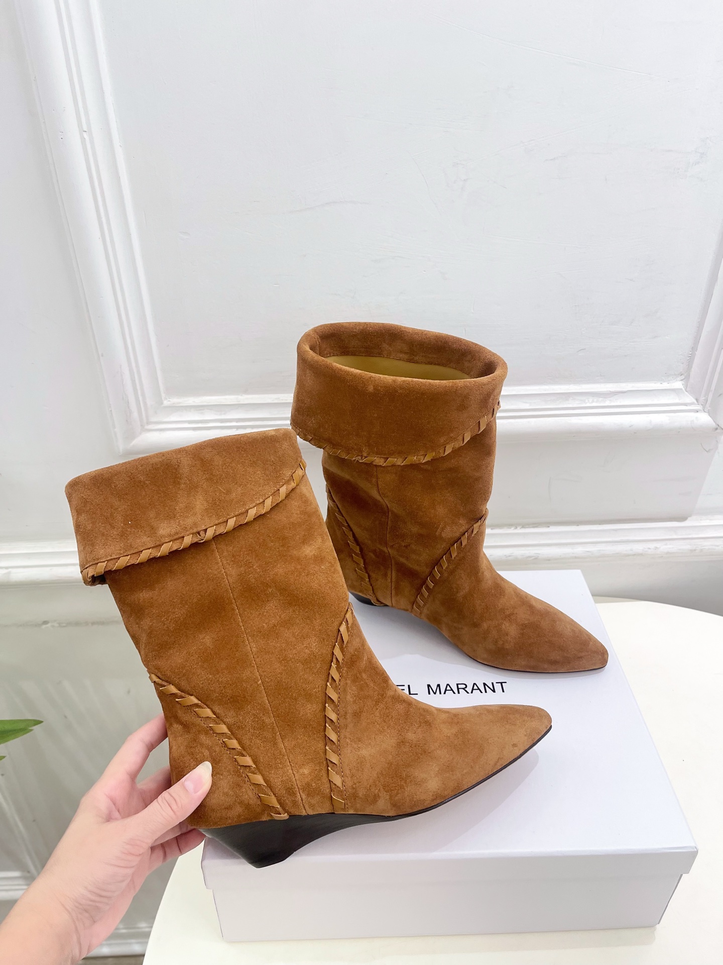 ISABEL MARANT | 伊莎贝尔  25𝐬𝐬

2025秋冬新品 经典复古尖头一脚蹬短靴！   
