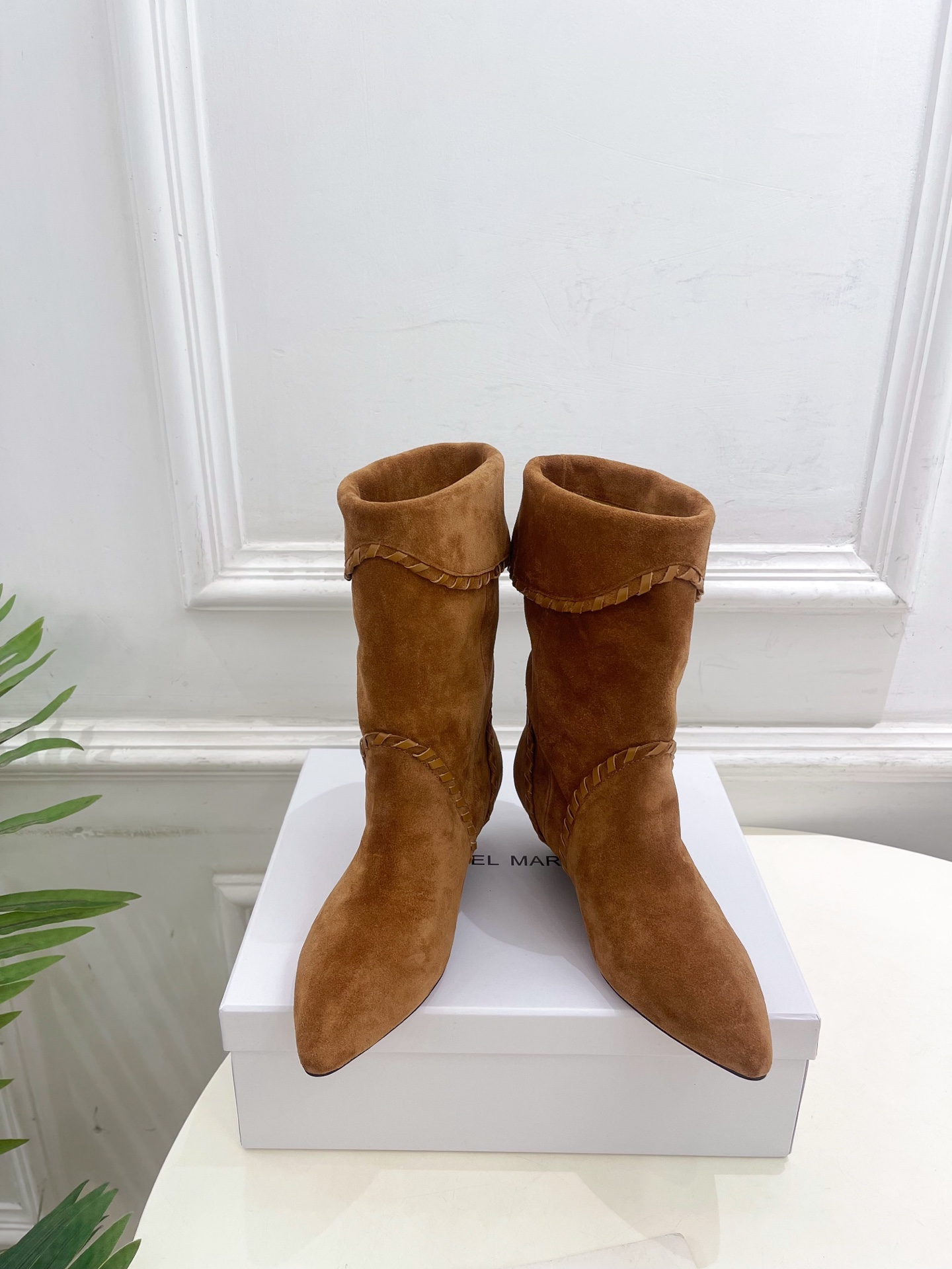 ISABEL MARANT | 伊莎贝尔  25𝐬𝐬

2025秋冬新品 经典复古尖头一脚蹬短靴！   