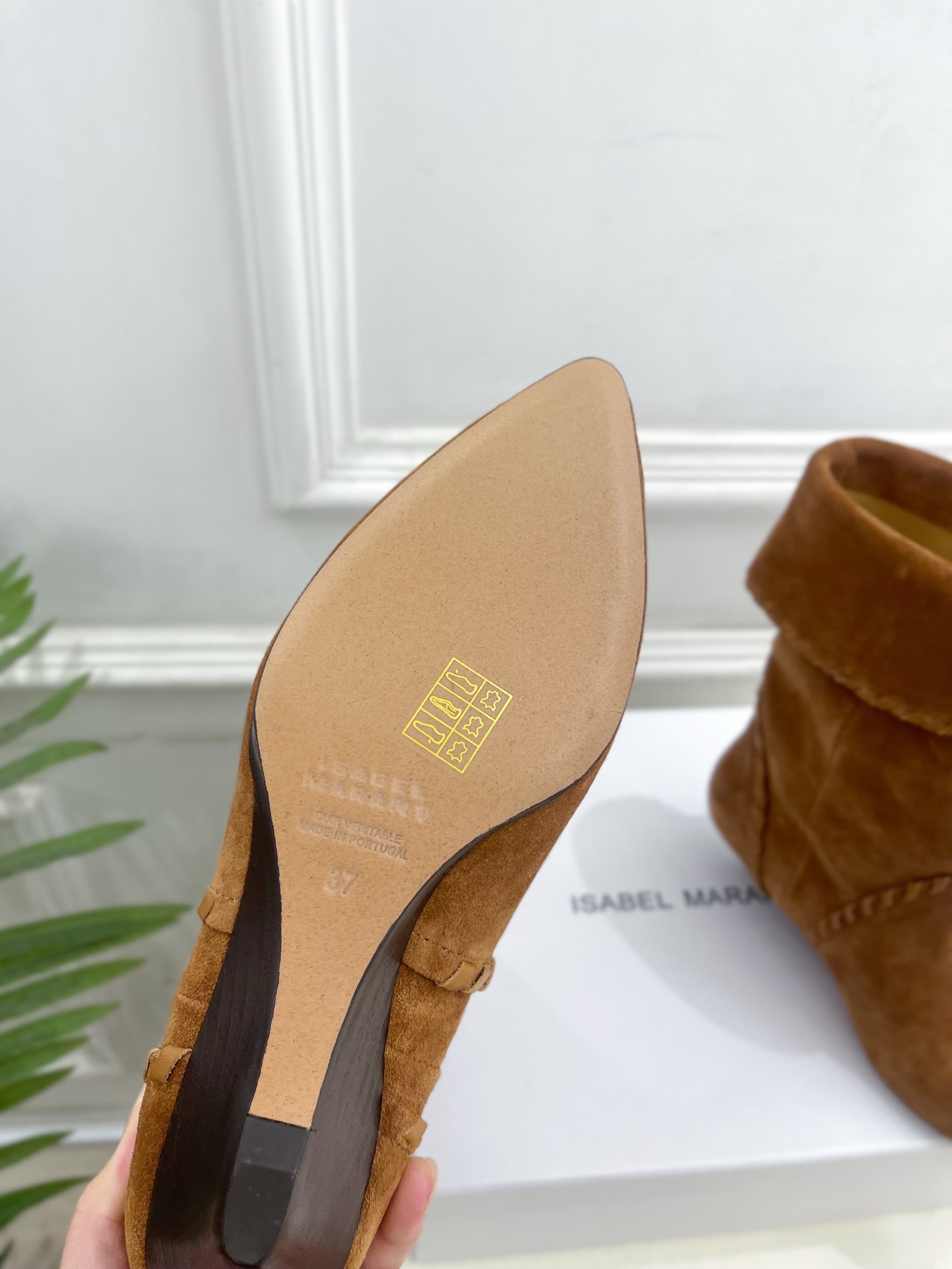 ISABEL MARANT | 伊莎贝尔  25𝐬𝐬

2025秋冬新品 经典复古尖头一脚蹬短靴！   