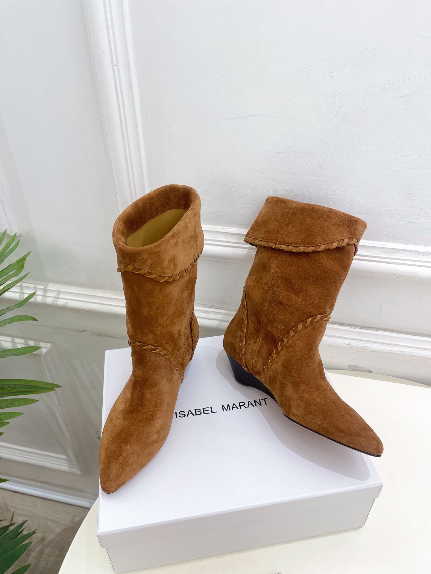 ISABEL MARANT | 伊莎贝尔  25𝐬𝐬

2025秋冬新品 经典复古尖头一脚蹬短靴！   