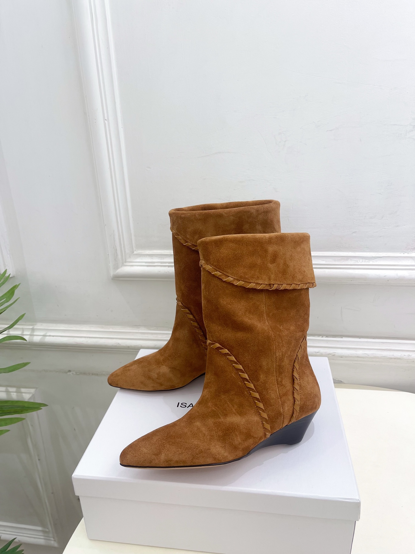 ISABEL MARANT | 伊莎贝尔  25𝐬𝐬

2025秋冬新品 经典复古尖头一脚蹬短靴！   