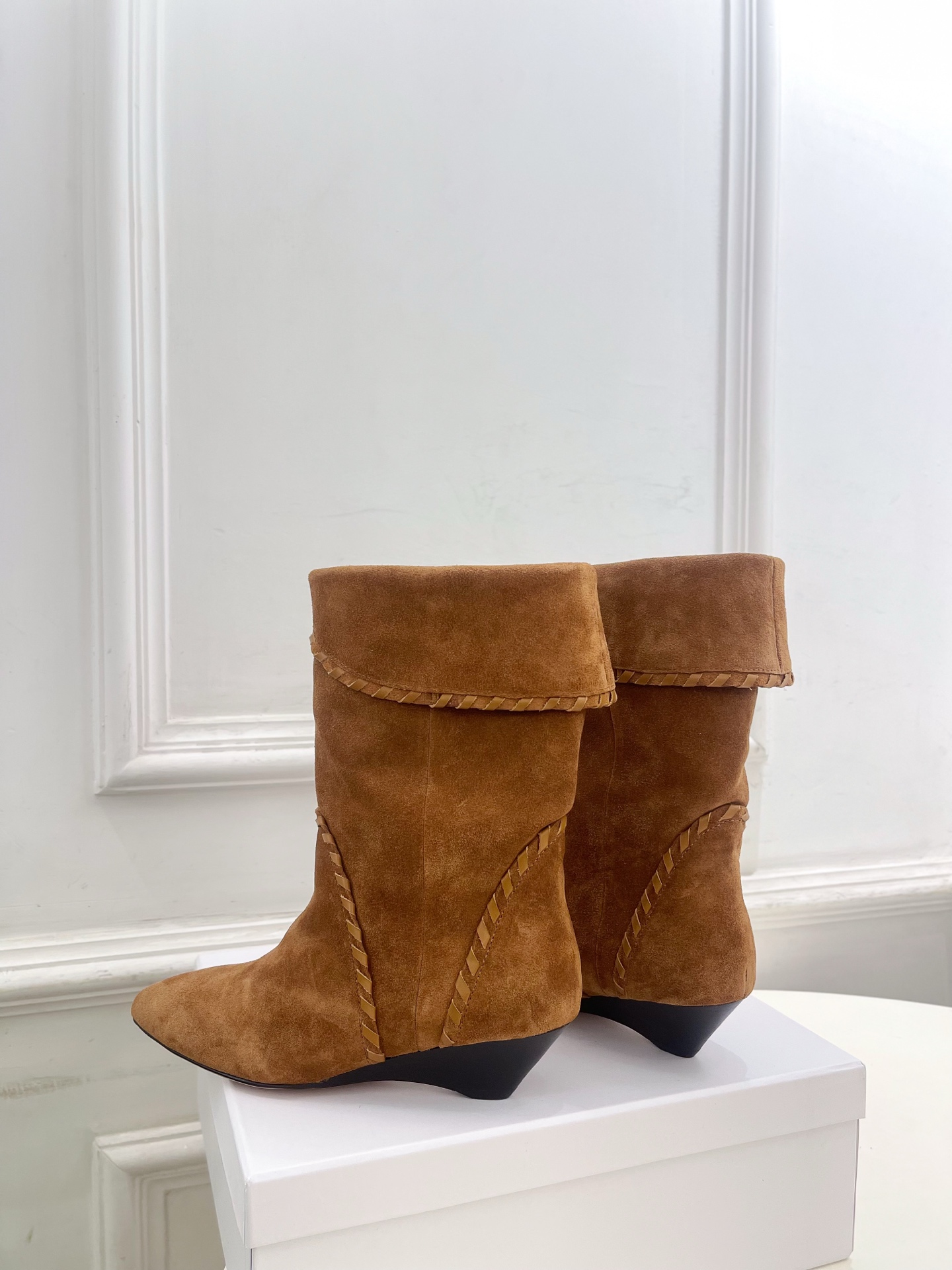 ISABEL MARANT | 伊莎贝尔  25𝐬𝐬

2025秋冬新品 经典复古尖头一脚蹬短靴！   