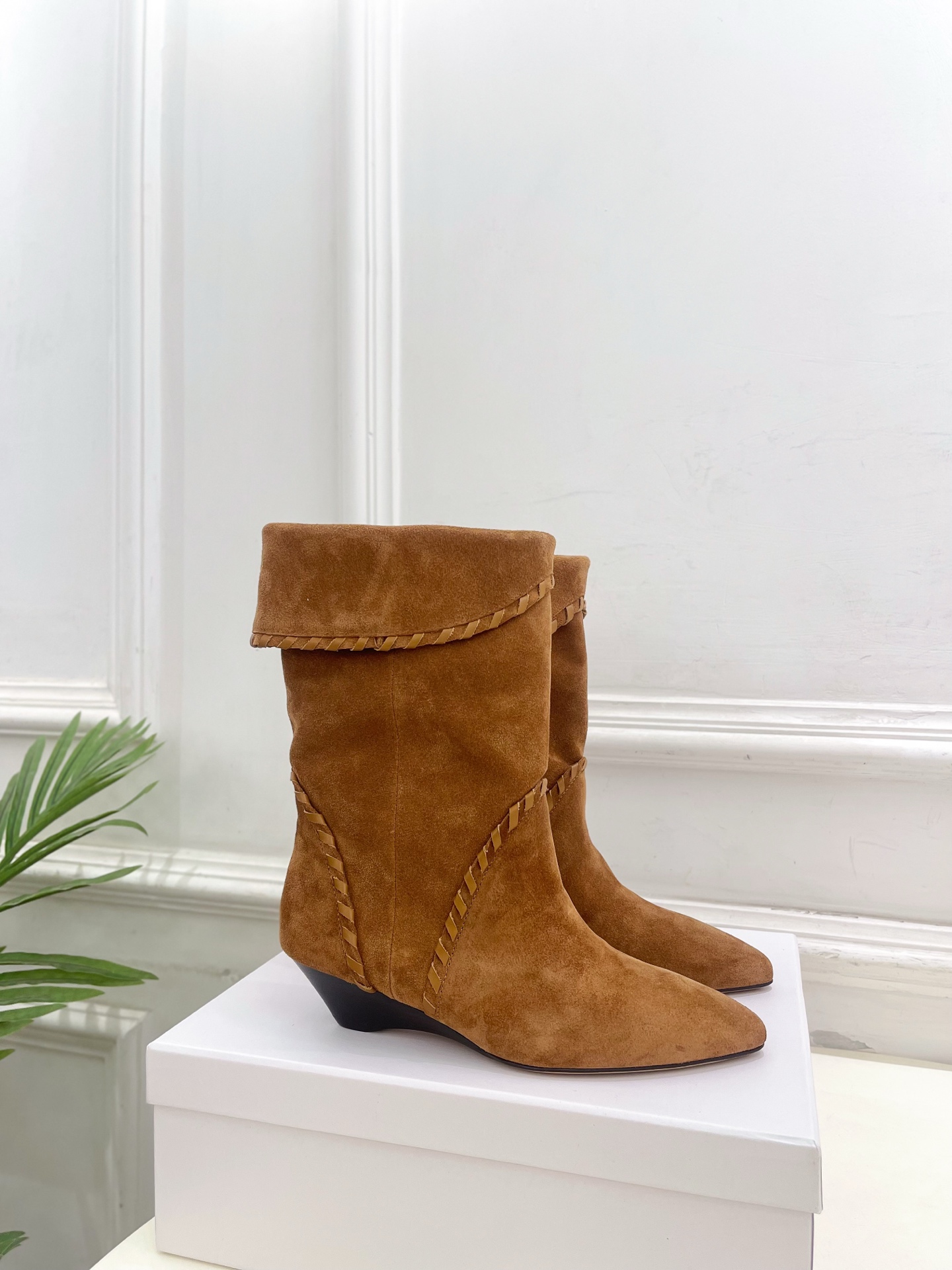 ISABEL MARANT | 伊莎贝尔  25𝐬𝐬

2025秋冬新品 经典复古尖头一脚蹬短靴！   