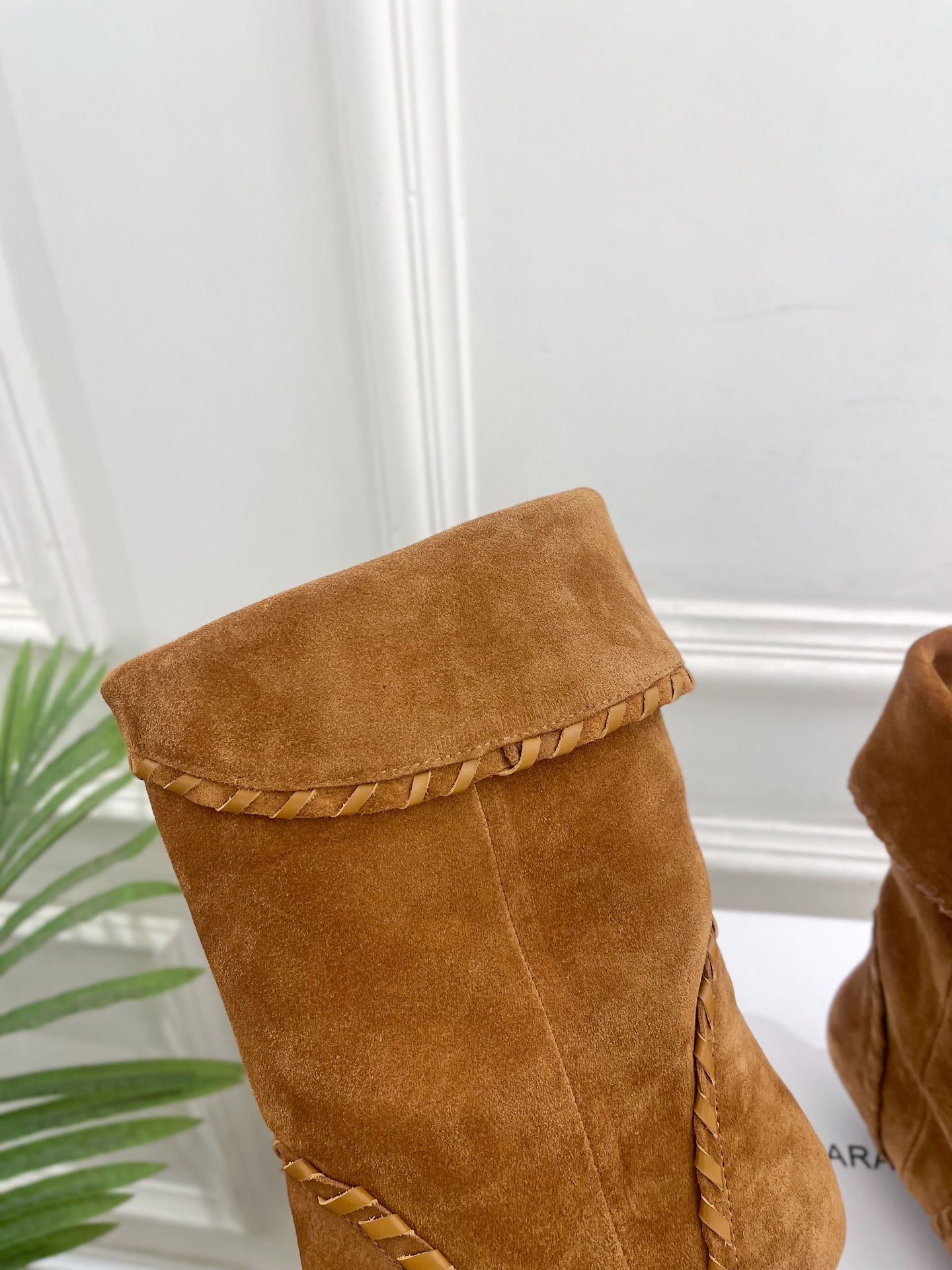 ISABEL MARANT | 伊莎贝尔  25𝐬𝐬

2025秋冬新品 经典复古尖头一脚蹬短靴！   
