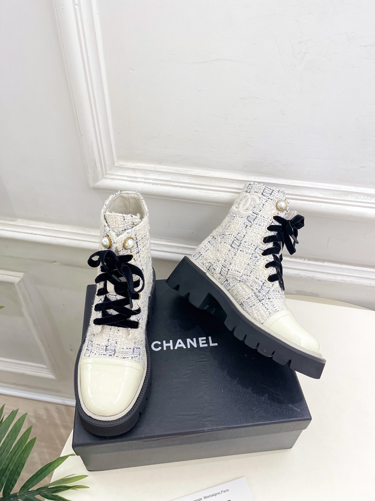 𝐂𝐇𝐀𝐍𝐄𝐋  | 小香  25𝐬𝐬 

🦋2025 秋冬秀场新品 小香珍珠厚底系带马丁靴系列上新〰

