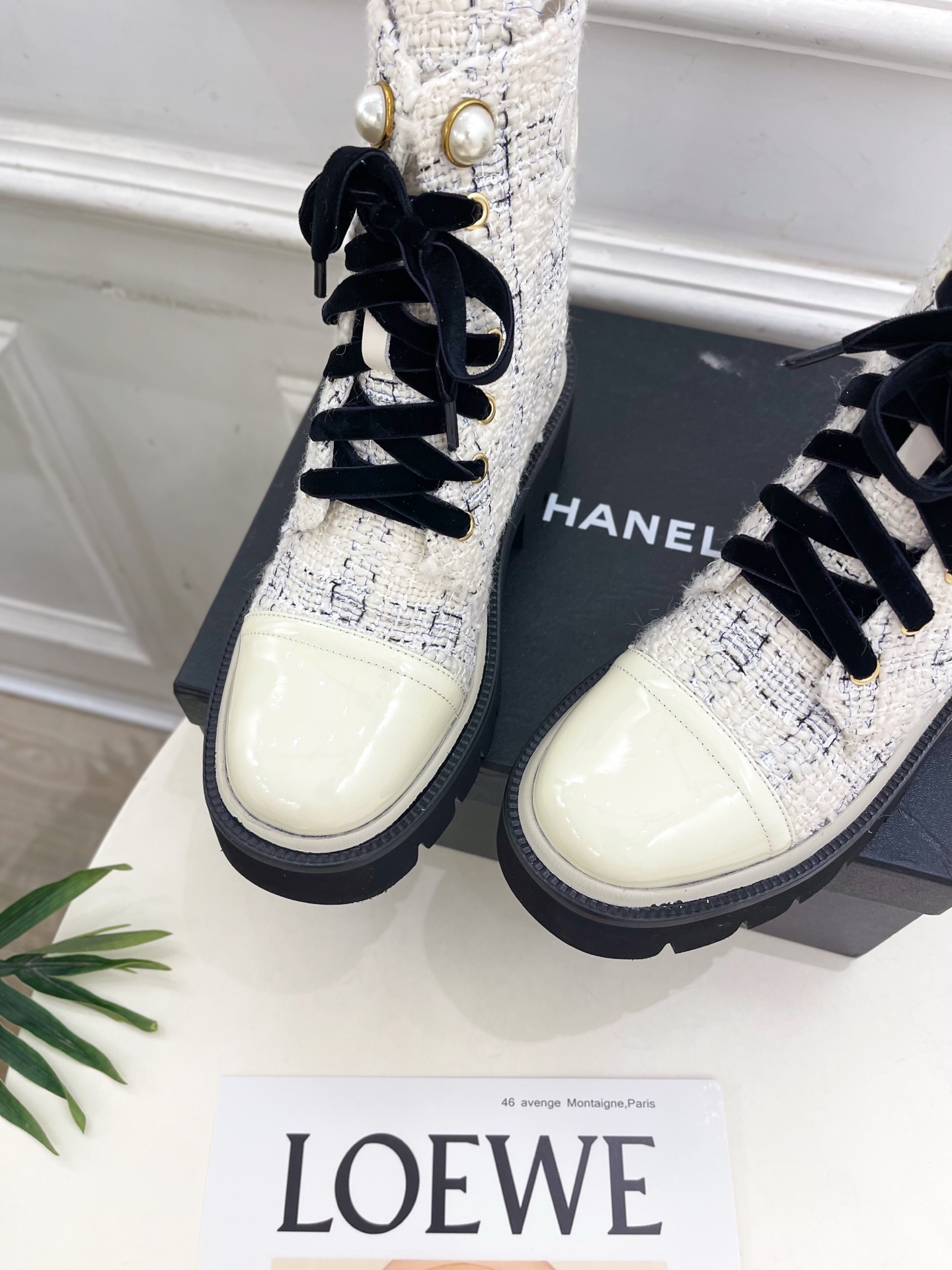 𝐂𝐇𝐀𝐍𝐄𝐋  | 小香  25𝐬𝐬 

🦋2025 秋冬秀场新品 小香珍珠厚底系带马丁靴系列上新〰

