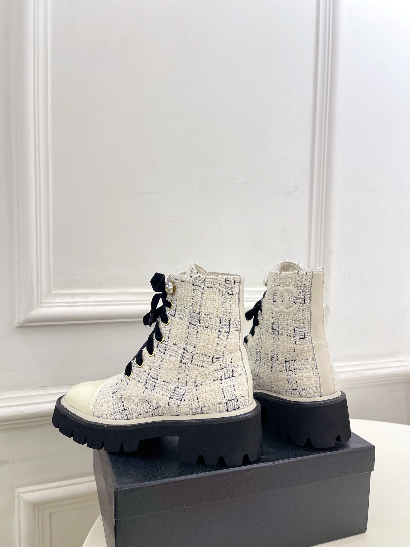 𝐂𝐇𝐀𝐍𝐄𝐋  | 小香  25𝐬𝐬 

🦋2025 秋冬秀场新品 小香珍珠厚底系带马丁靴系列上新〰

