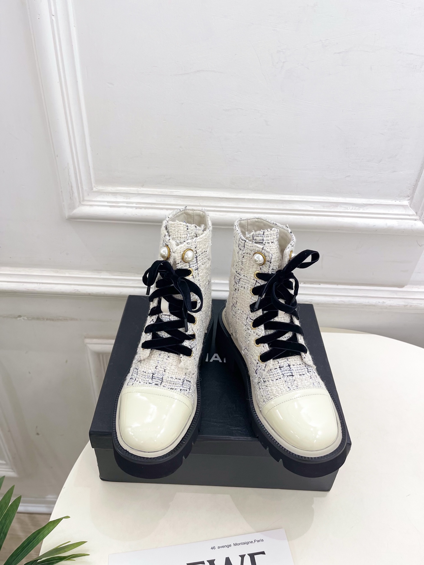 𝐂𝐇𝐀𝐍𝐄𝐋  | 小香  25𝐬𝐬 

🦋2025 秋冬秀场新品 小香珍珠厚底系带马丁靴系列上新〰

