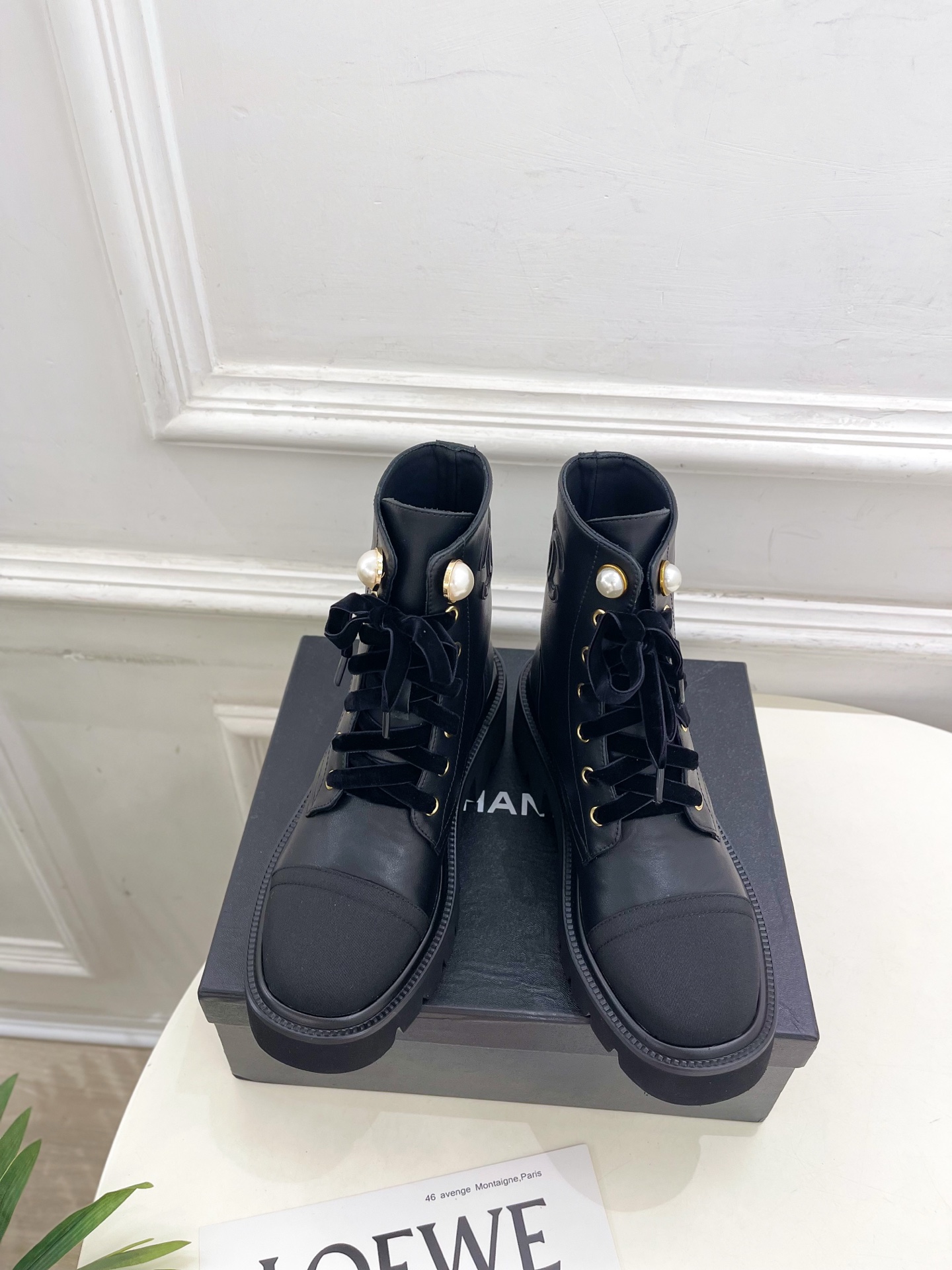 𝐂𝐇𝐀𝐍𝐄𝐋  | 小香  25𝐬𝐬 

🦋2025 秋冬秀场新品 小香珍珠厚底系带马丁靴系列上新〰

