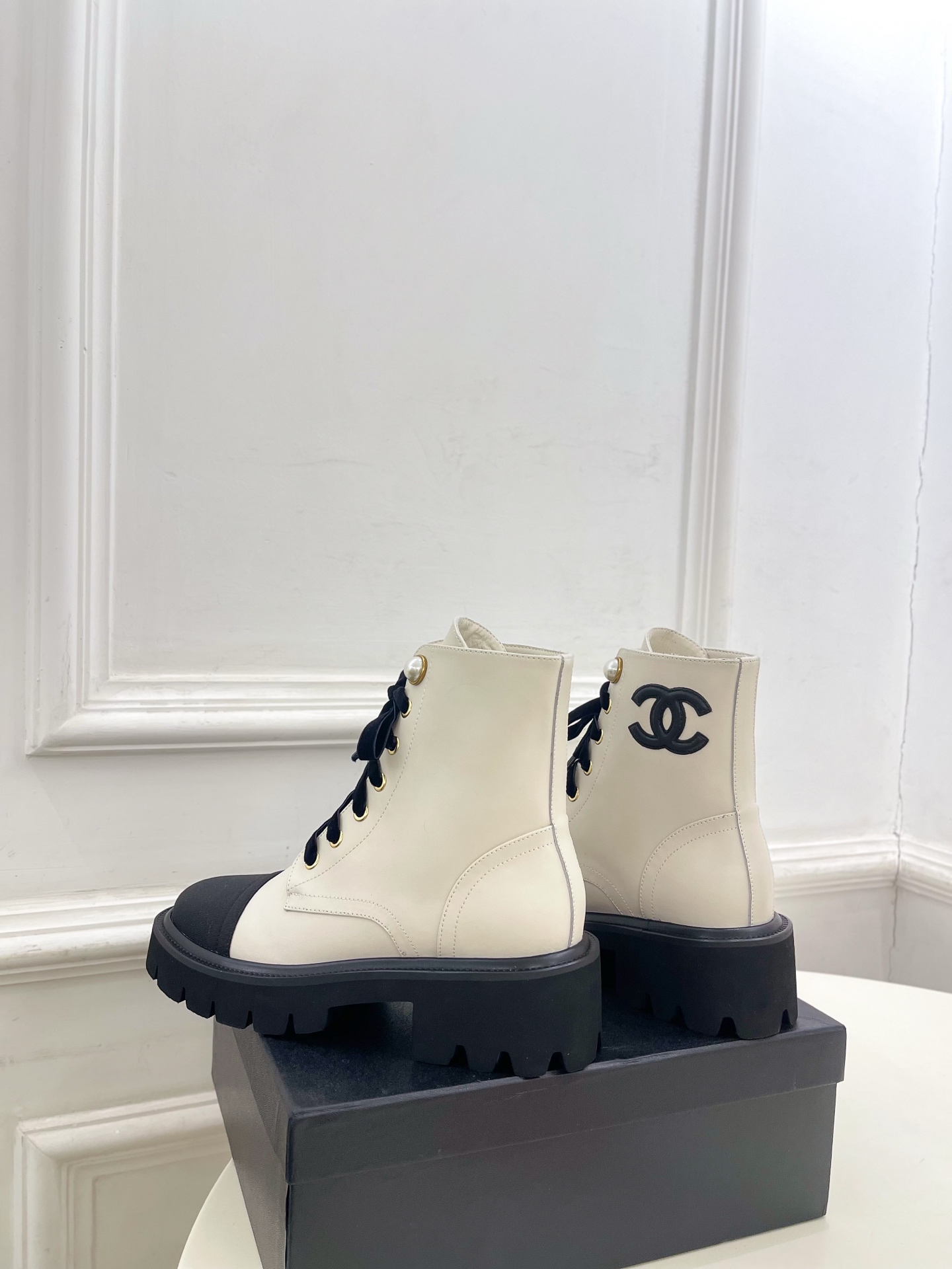 𝐂𝐇𝐀𝐍𝐄𝐋  | 小香  25𝐬𝐬 

🦋2025 秋冬秀场新品 小香珍珠厚底系带马丁靴系列上新〰

