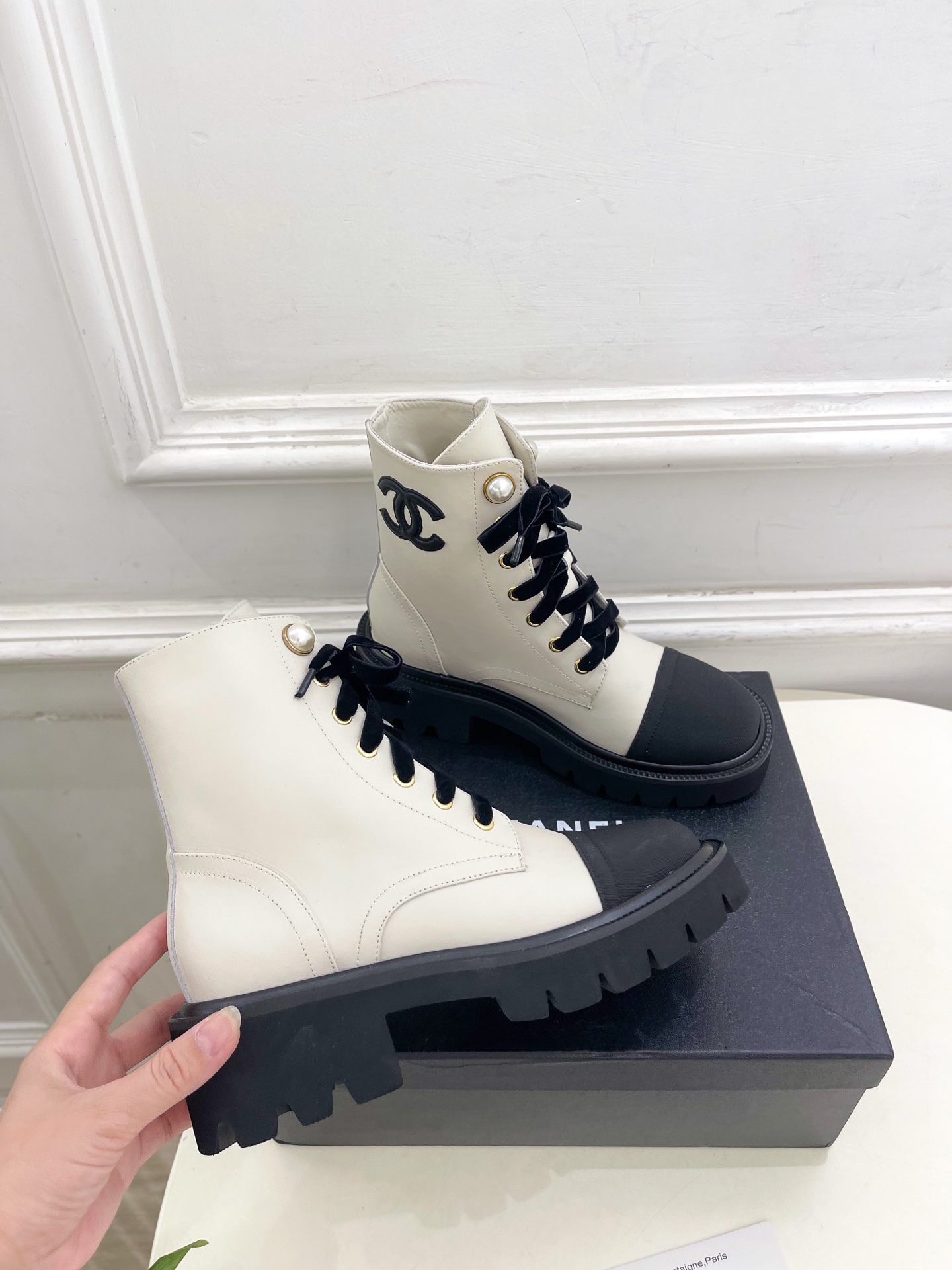 𝐂𝐇𝐀𝐍𝐄𝐋  | 小香  25𝐬𝐬 

🦋2025 秋冬秀场新品 小香珍珠厚底系带马丁靴系列上新〰

