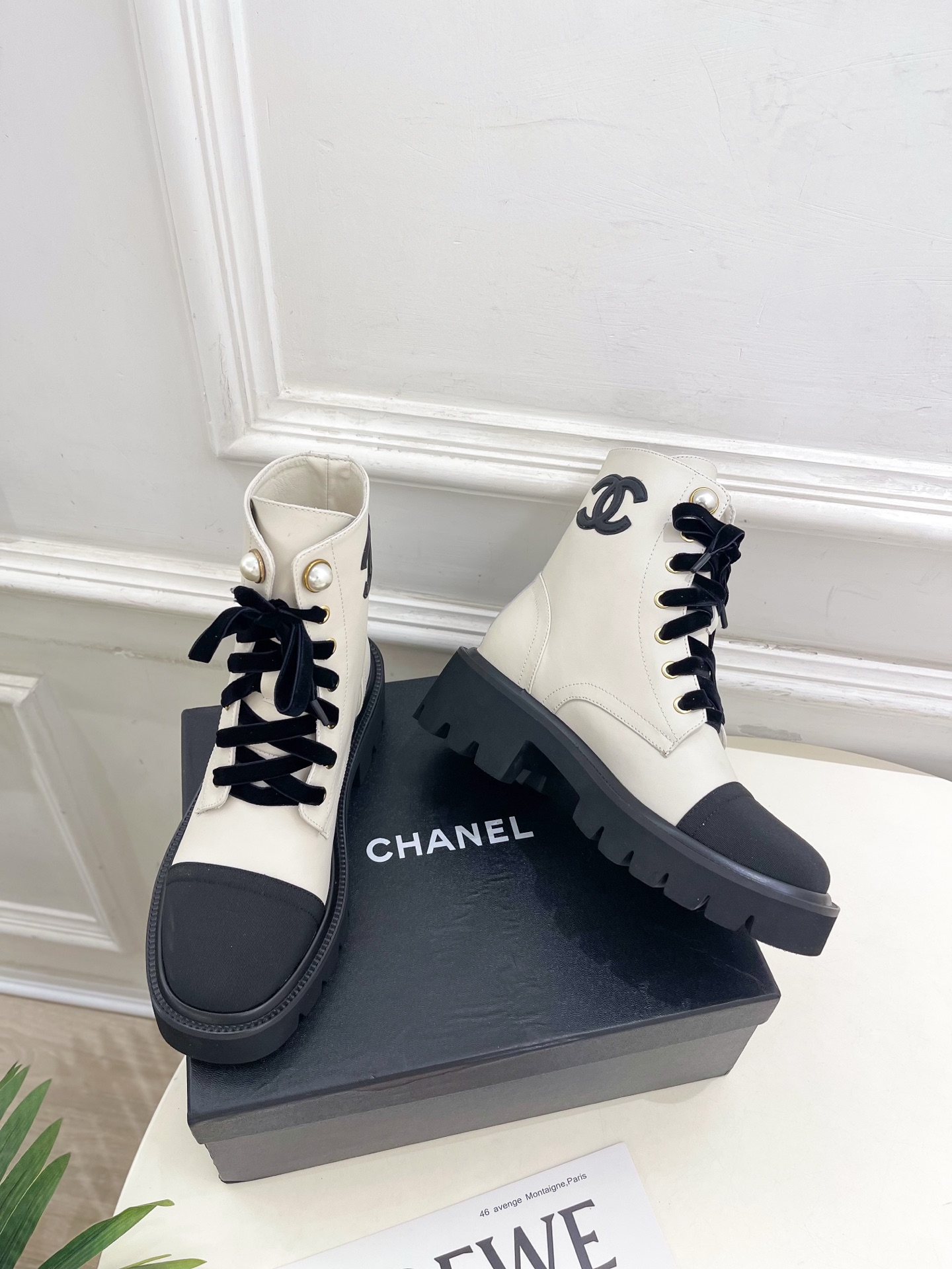 𝐂𝐇𝐀𝐍𝐄𝐋  | 小香  25𝐬𝐬 

🦋2025 秋冬秀场新品 小香珍珠厚底系带马丁靴系列上新〰

