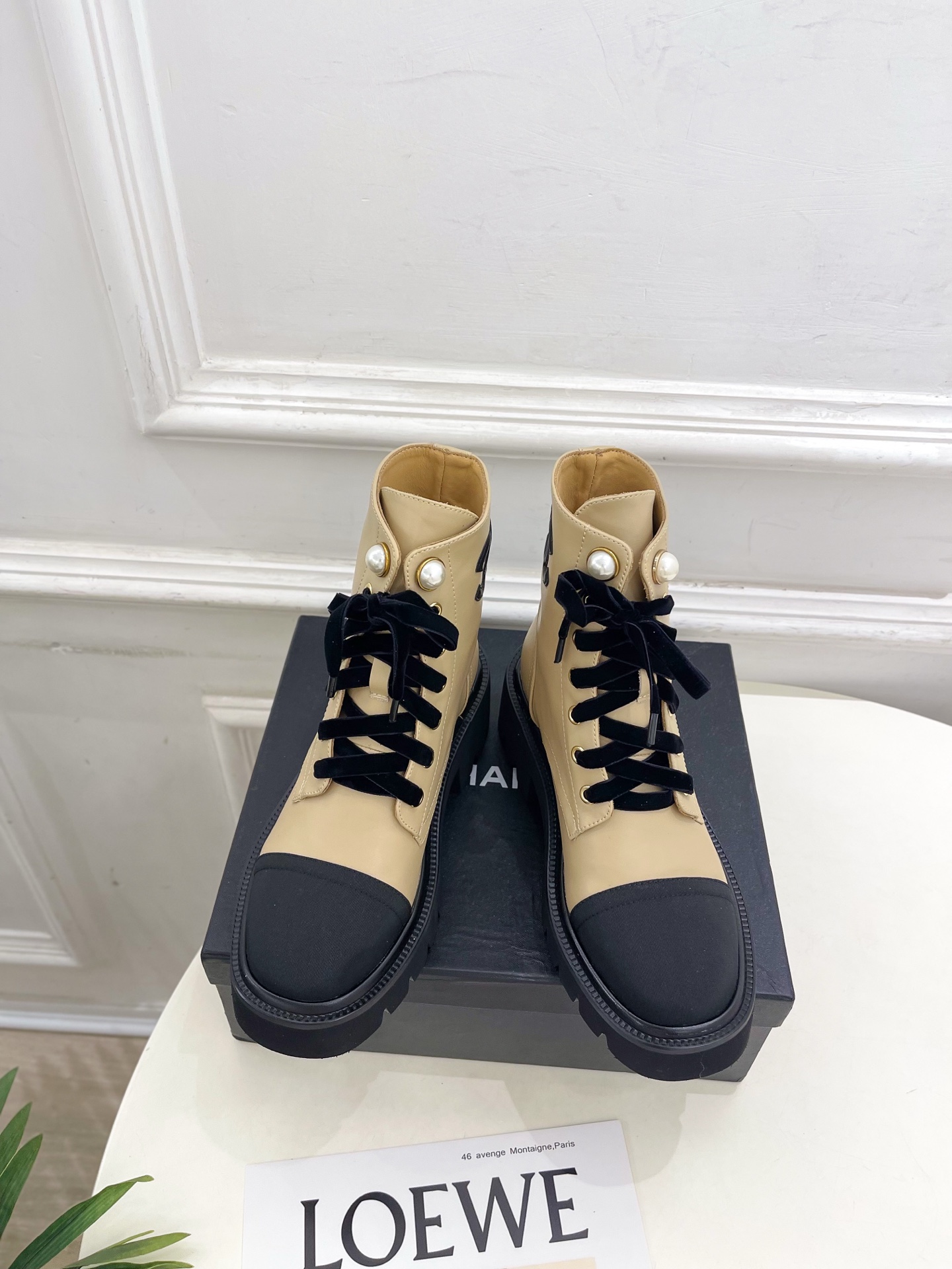 𝐂𝐇𝐀𝐍𝐄𝐋  | 小香  25𝐬𝐬 

🦋2025 秋冬秀场新品 小香珍珠厚底系带马丁靴系列上新〰

