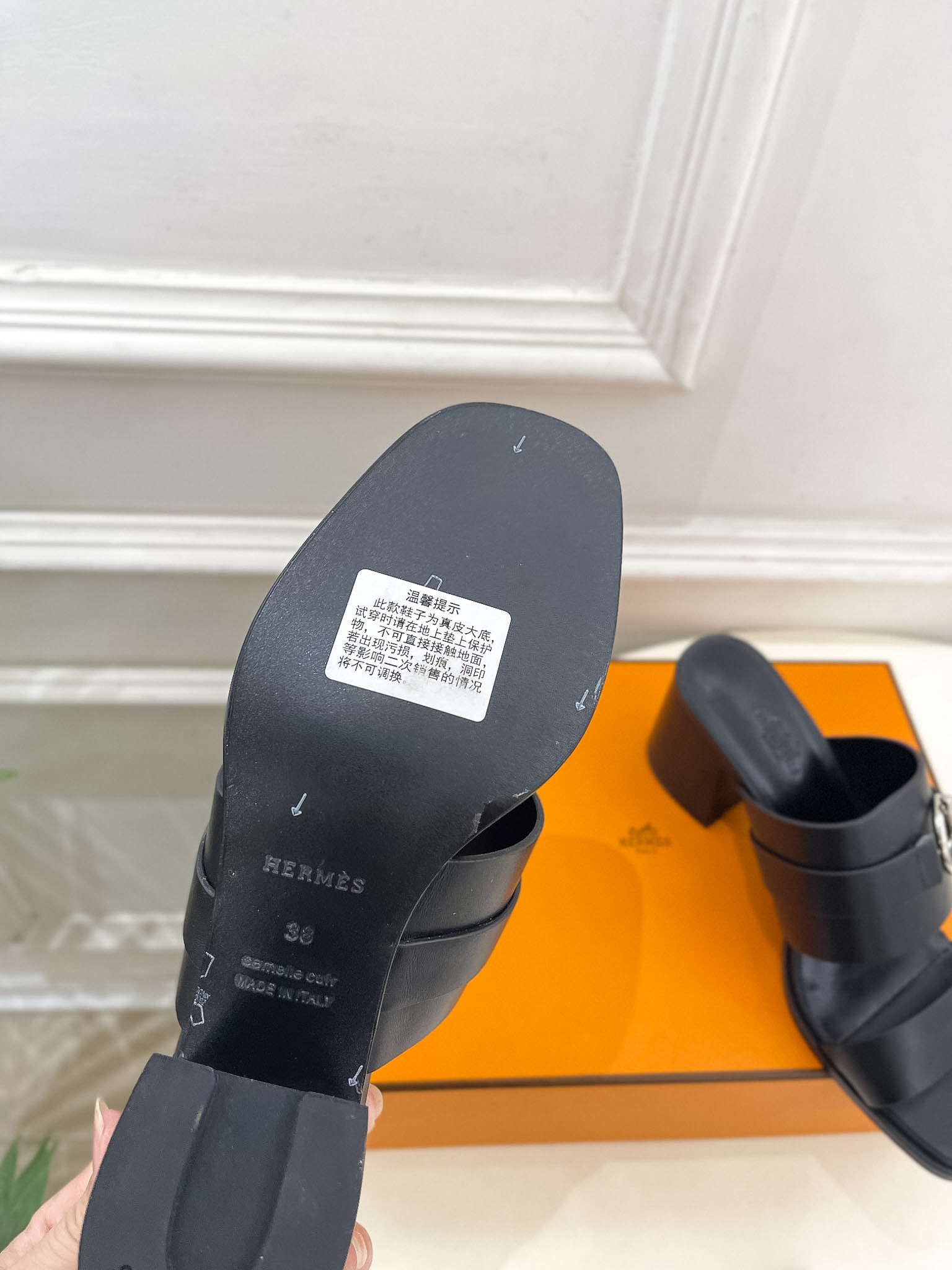 🐎𝐇𝐄𝐑𝐌𝐄* 爱玛仕 25𝐬𝐬 

🌈2025春夏新品 顶级版本‼️经典一字带粗跟拖鞋系列〰

◽鞋面：原版特定皮面

◽️ 内里：进口混种羊皮

◽大底：原版意大利真皮大底  

◽跟高：6cm

◽鞋码:   35-39（40.41.42定做不退换）

◽出厂价：💰380 （配原版飞机盒）