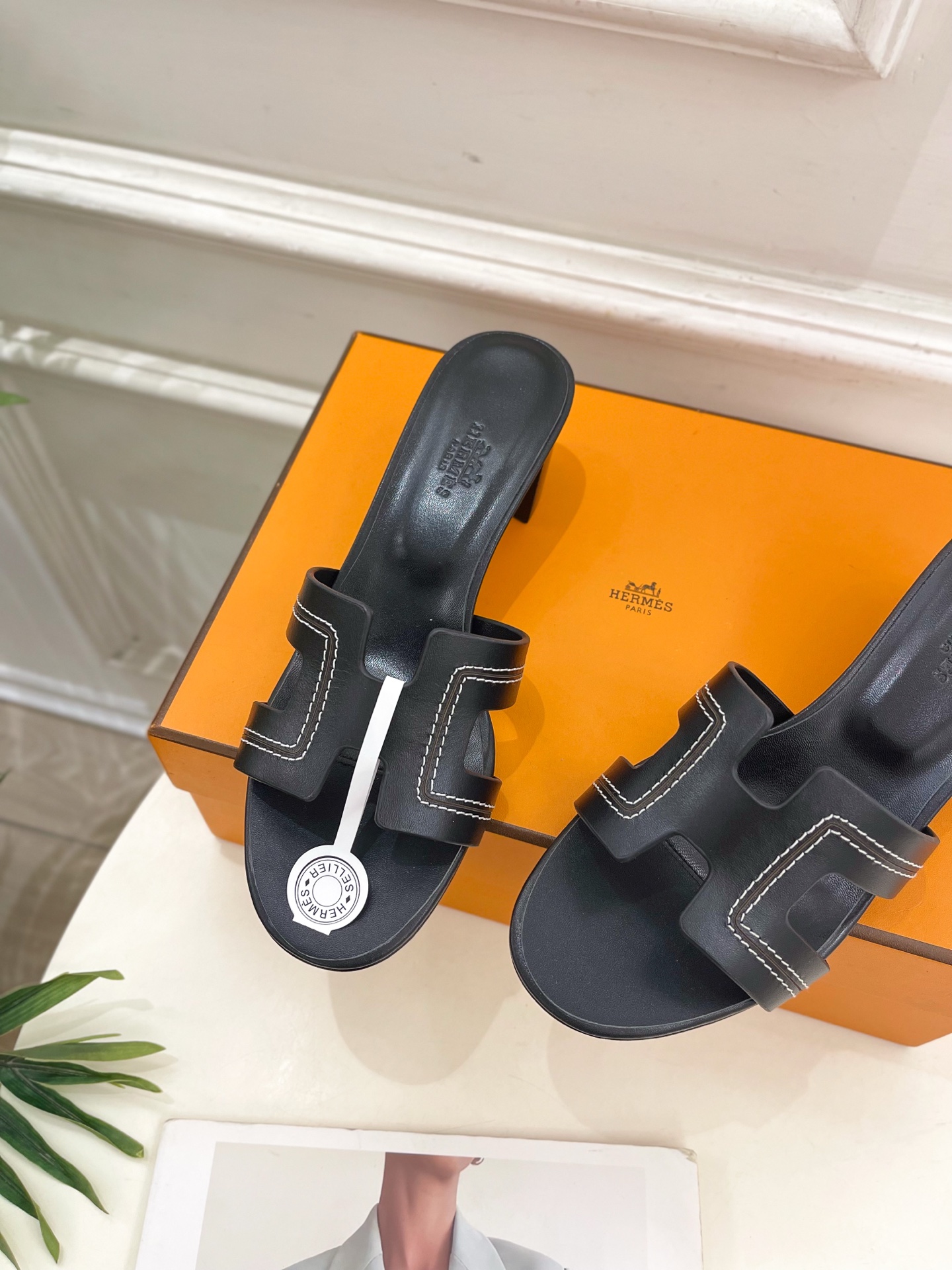 🐎𝐇𝐄𝐑𝐌𝐄* 爱玛仕 25𝐬𝐬 

🌈2025春夏新品 顶级版本‼️经典H型粗跟拖鞋系列〰

◽鞋面：