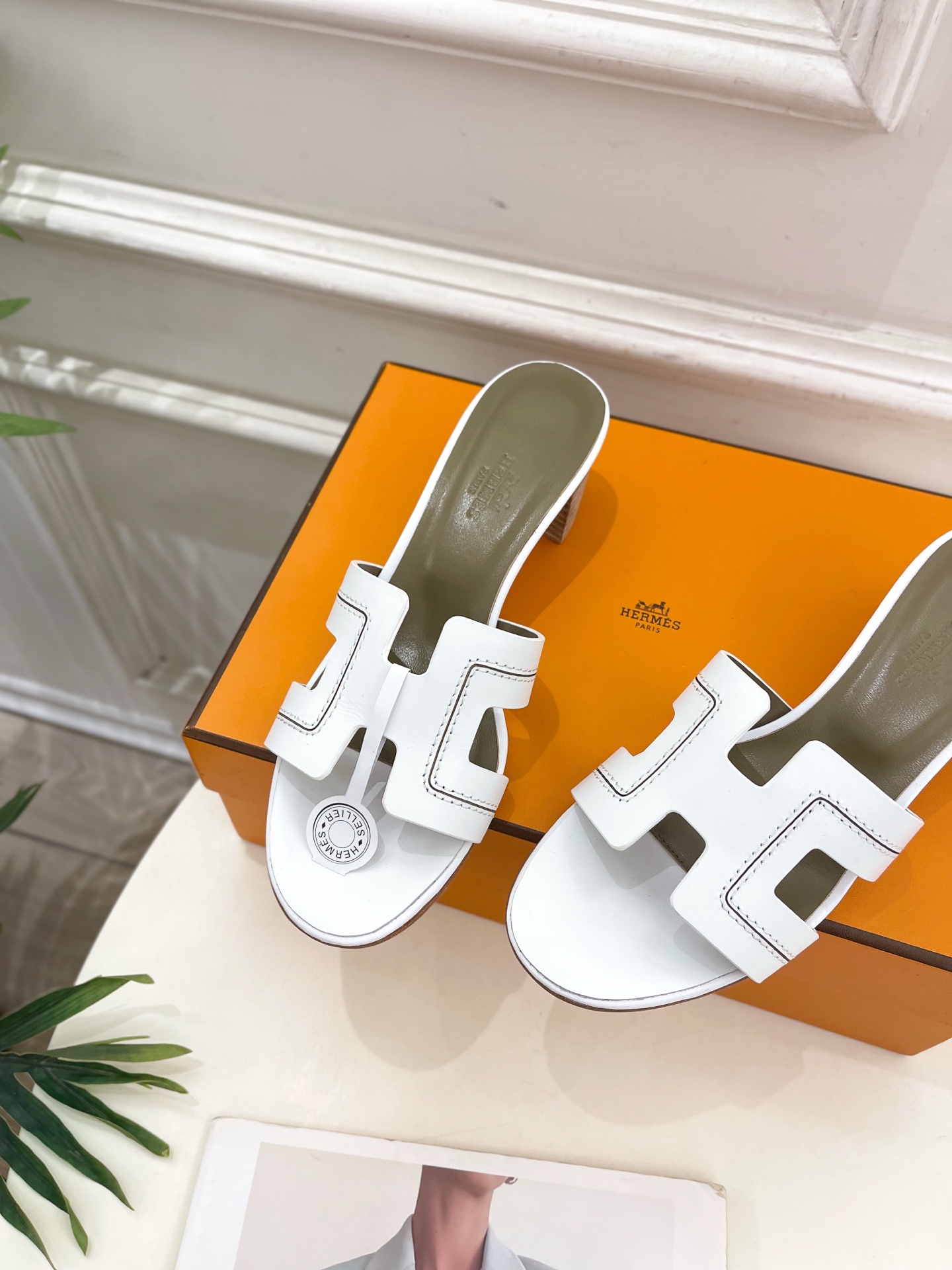 🐎𝐇𝐄𝐑𝐌𝐄* 爱玛仕 25𝐬𝐬 

🌈2025春夏新品 顶级版本‼️经典H型粗跟拖鞋系列〰

◽鞋面：