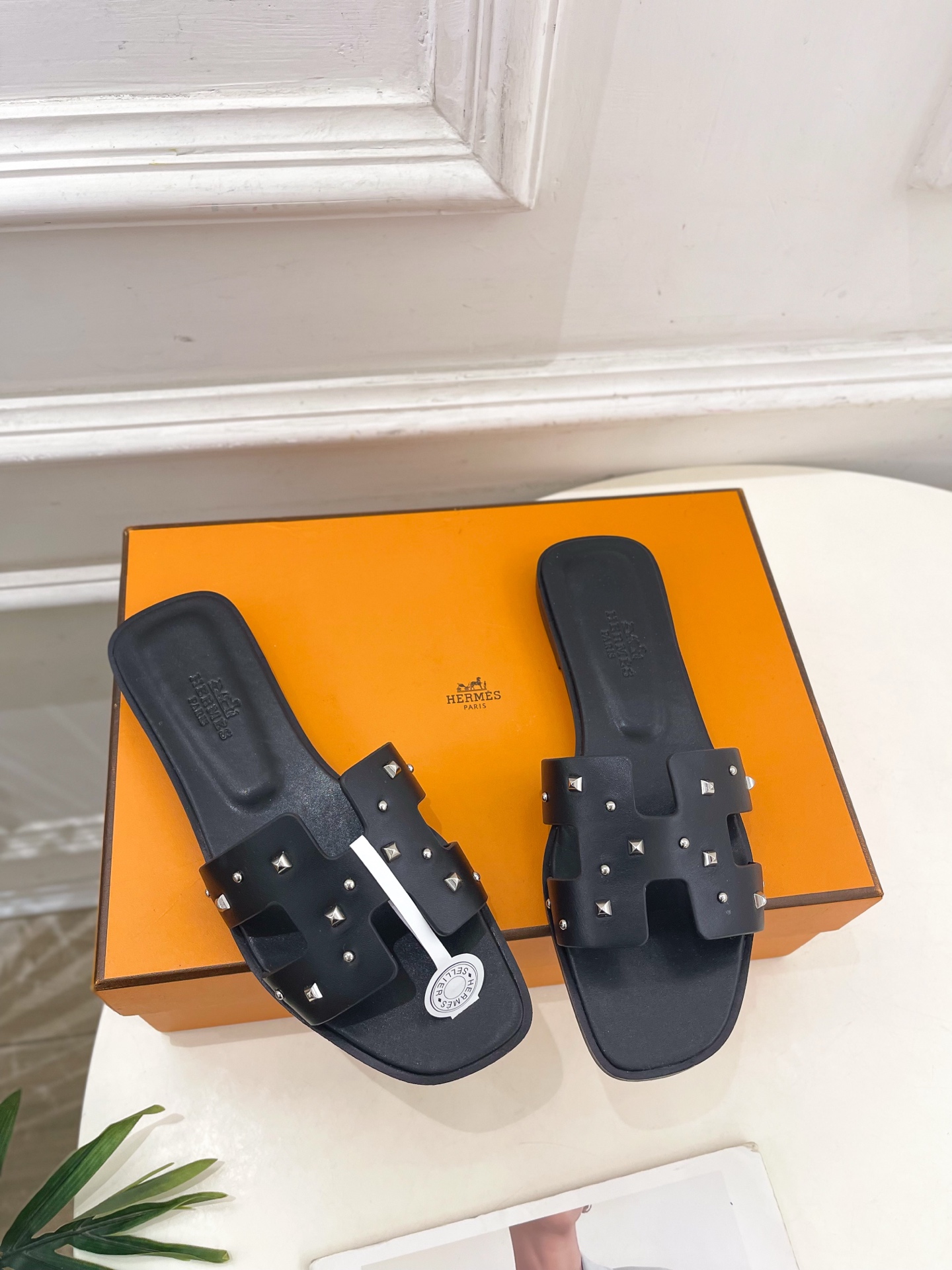 🐎𝐇𝐄𝐑𝐌𝐄* 爱玛仕 25𝐬𝐬 

🌈2025春夏新品 顶级版本‼️经典H型鉚钉平底拖鞋系列〰

◽鞋