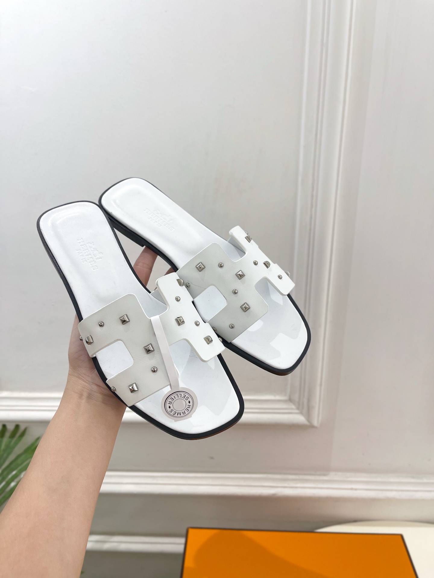 🐎𝐇𝐄𝐑𝐌𝐄* 爱玛仕 25𝐬𝐬 

🌈2025春夏新品 顶级版本‼️经典H型鉚钉平底拖鞋系列〰

◽鞋