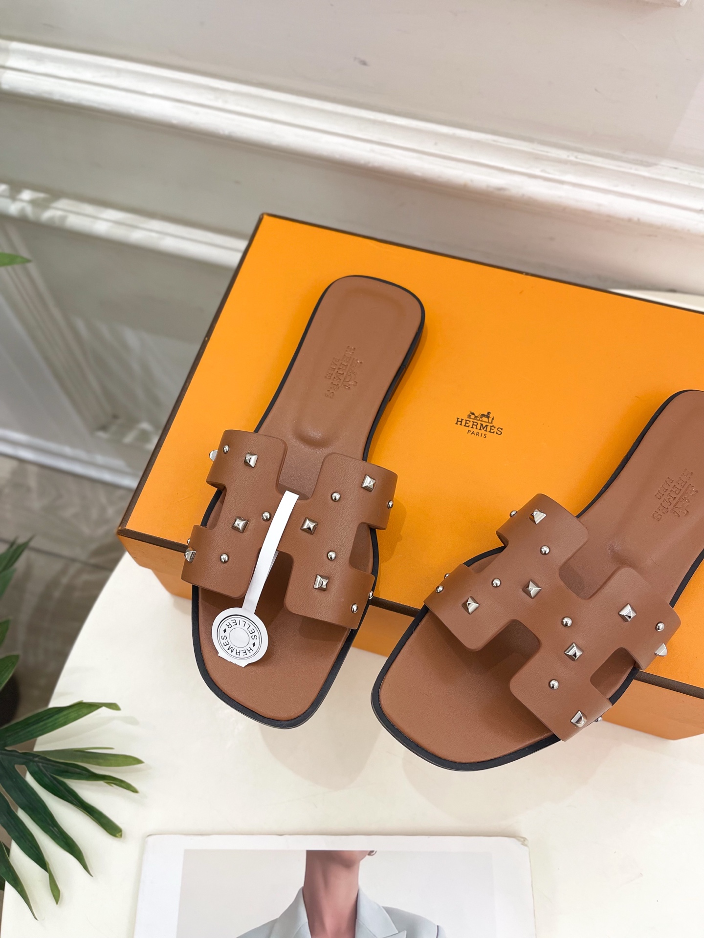 🐎𝐇𝐄𝐑𝐌𝐄* 爱玛仕 25𝐬𝐬 

🌈2025春夏新品 顶级版本‼️经典H型鉚钉平底拖鞋系列〰

◽鞋