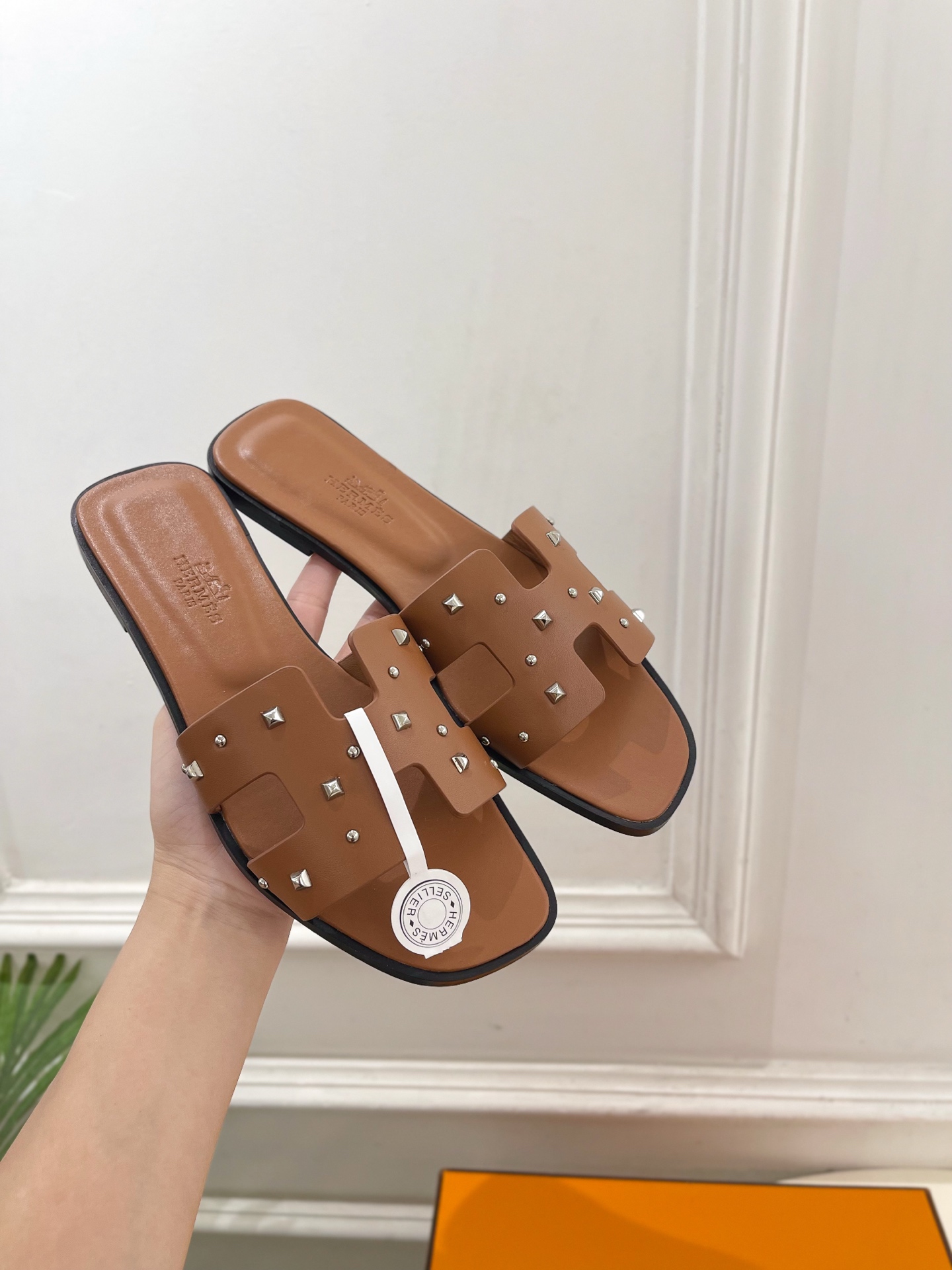 🐎𝐇𝐄𝐑𝐌𝐄* 爱玛仕 25𝐬𝐬 

🌈2025春夏新品 顶级版本‼️经典H型鉚钉平底拖鞋系列〰

◽鞋