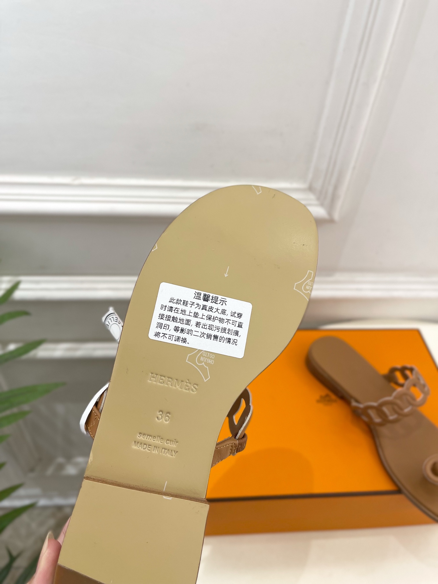 🐎𝐇𝐄𝐑𝐌𝐄* 爱玛仕 25𝐬𝐬 

🌈2025春夏新品 顶级版本‼️经典镂空猪鼻子夹脚拖鞋系列〰

◽