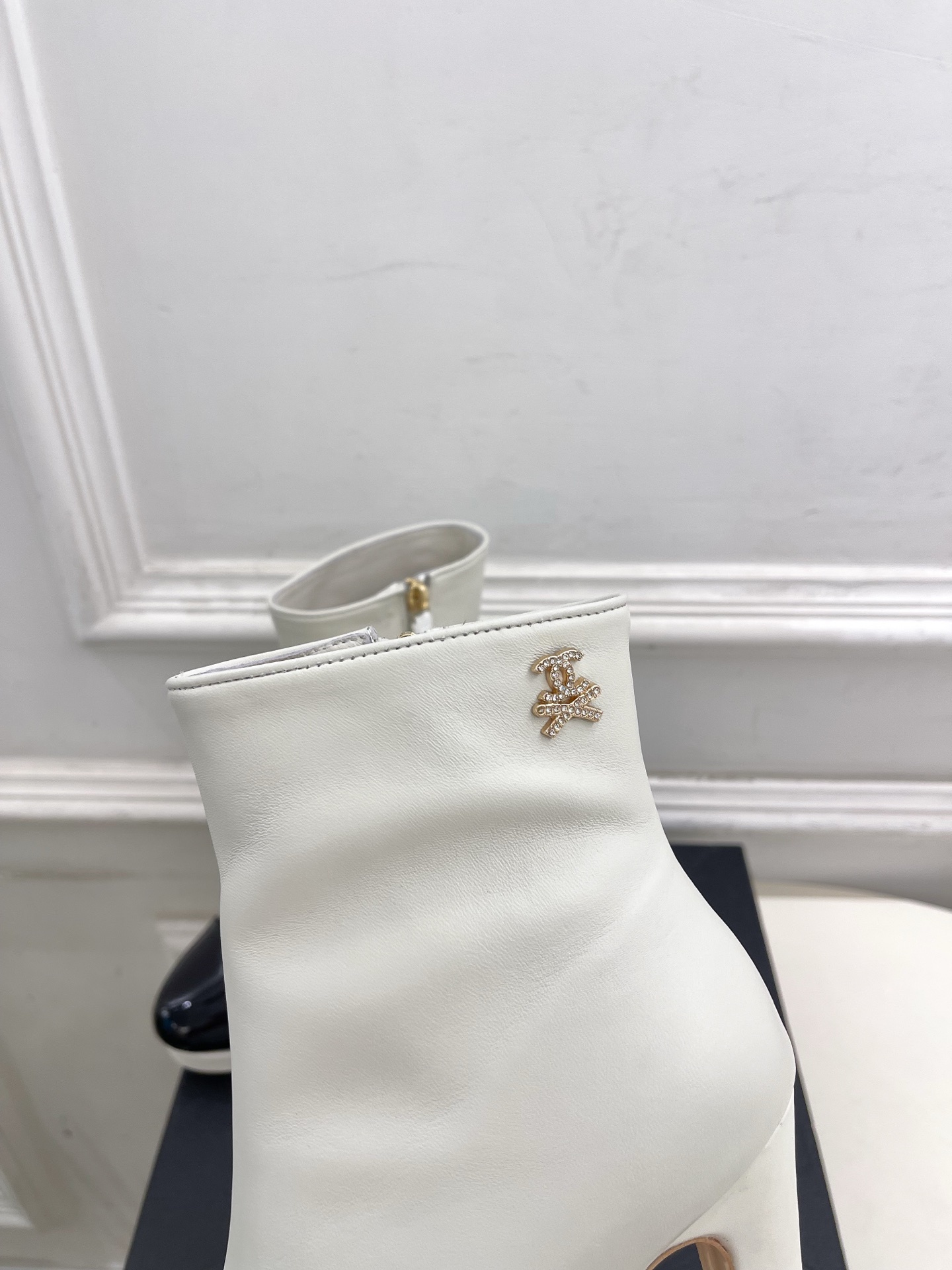 𝐂𝐇𝐀𝐍𝐄𝐋 | 小香 25𝐬𝐬
🦋2025 秋冬新品 专柜经典款 小香双C拼色高跟防水台短靴