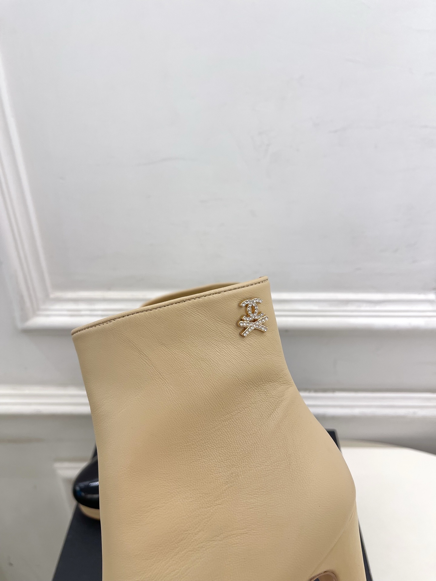𝐂𝐇𝐀𝐍𝐄𝐋 | 小香 25𝐬𝐬
🦋2025 秋冬新品 专柜经典款 小香双C拼色高跟防水台短靴