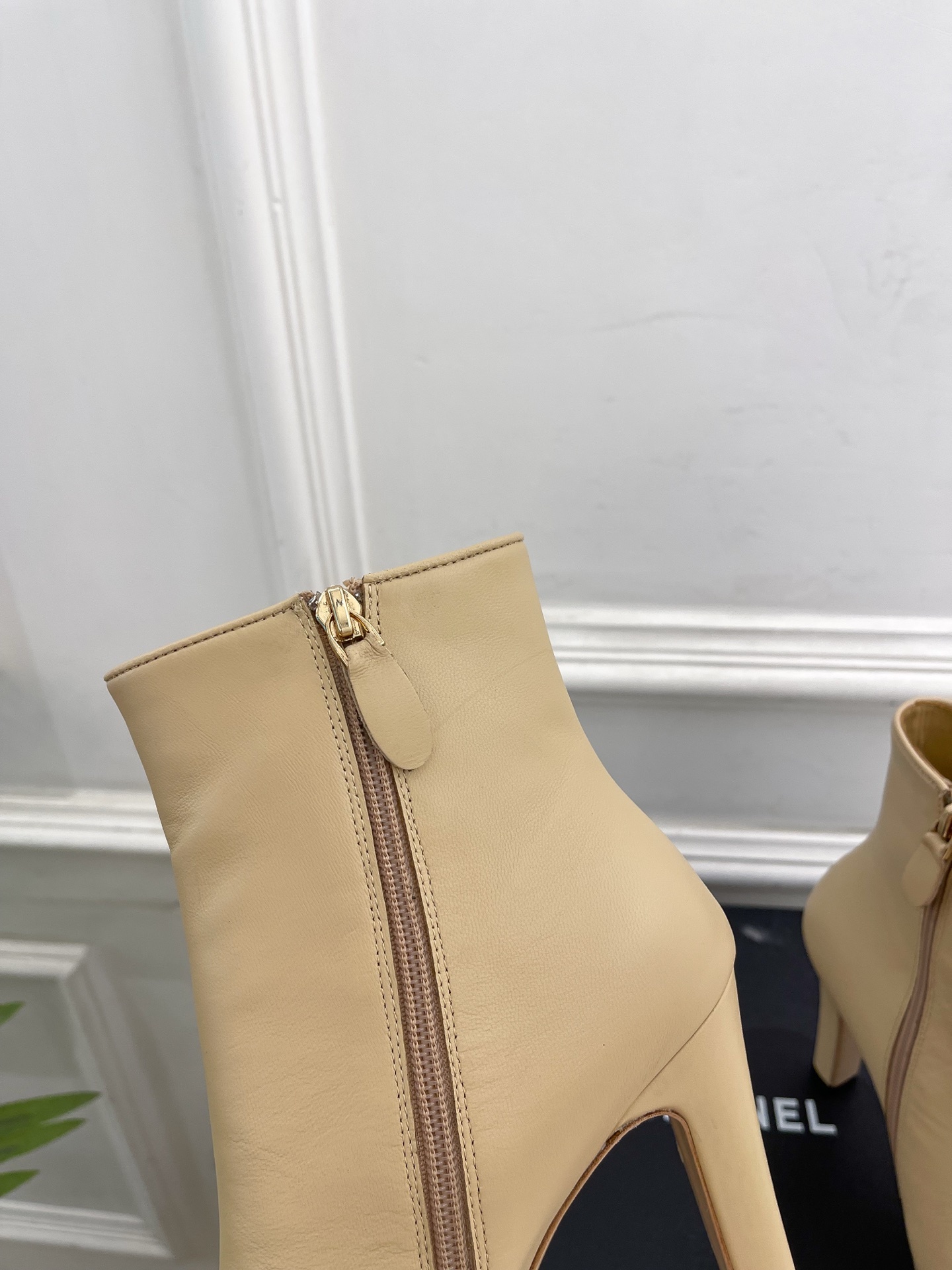 𝐂𝐇𝐀𝐍𝐄𝐋 | 小香 25𝐬𝐬
🦋2025 秋冬新品 专柜经典款 小香双C拼色高跟防水台短靴