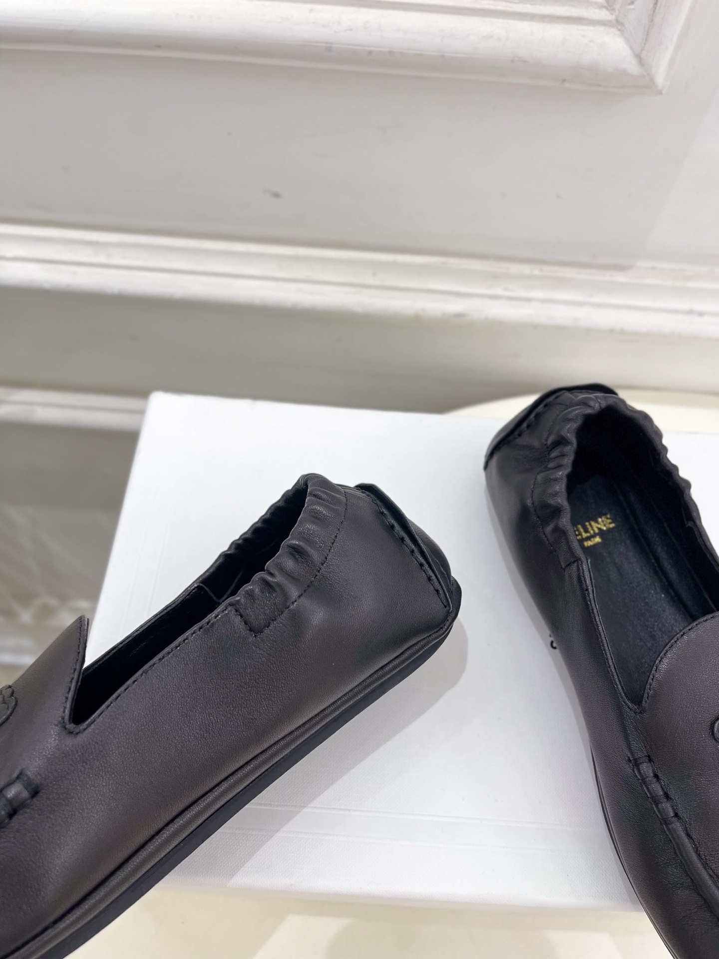 CELINE | 赛琳 25𝐬𝐬
💛2025秋冬新品 凯旋门ADAM麂皮乐福鞋 上新!
🔜BS