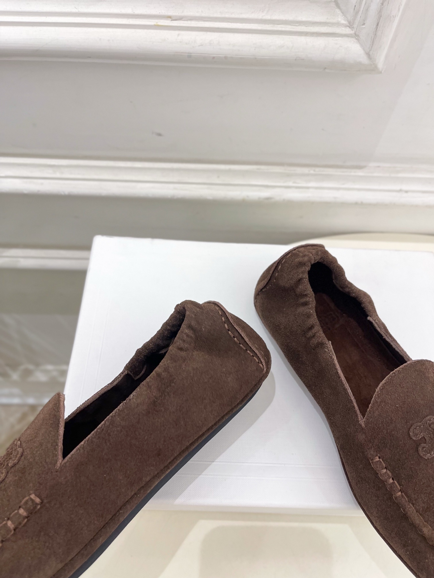 CELINE | 赛琳 25𝐬𝐬
💛2025秋冬新品 凯旋门ADAM麂皮乐福鞋 上新!
🔜BS