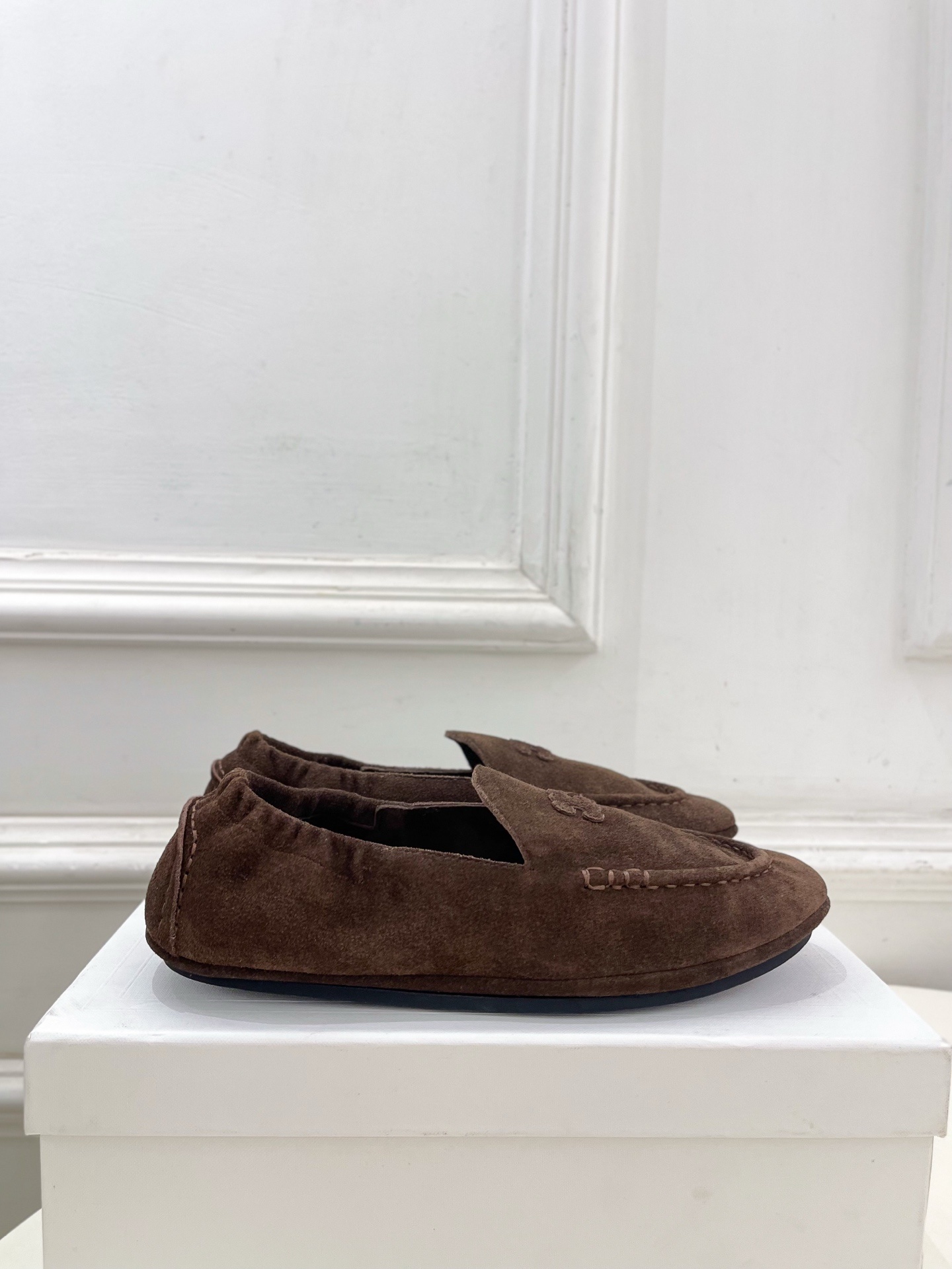 CELINE | 赛琳 25𝐬𝐬
💛2025秋冬新品 凯旋门ADAM麂皮乐福鞋 上新!
🔜BS