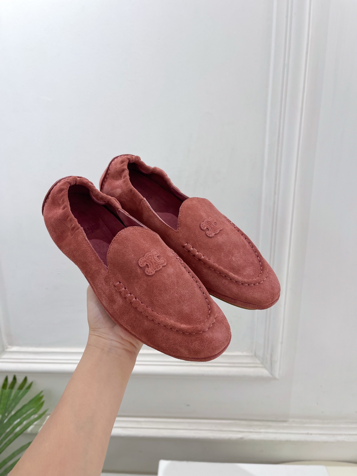 CELINE  | 赛琳  25𝐬𝐬 

💛2025秋冬新品 凯旋门ADAM麂皮乐福鞋 上新！

🔜BS