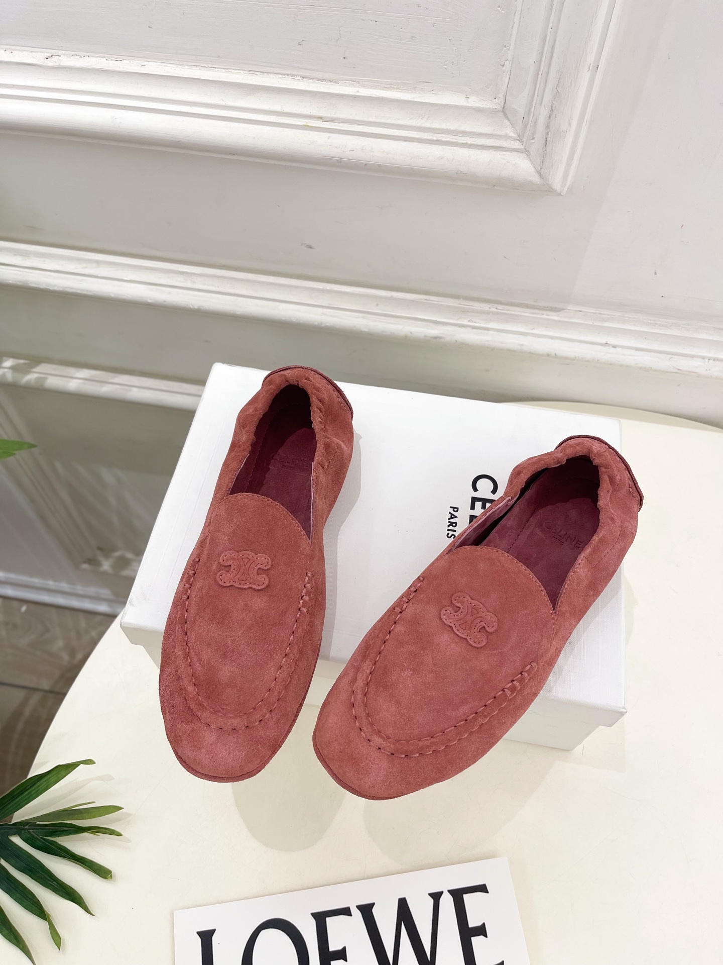 CELINE  | 赛琳  25𝐬𝐬 

💛2025秋冬新品 凯旋门ADAM麂皮乐福鞋 上新！

🔜BS