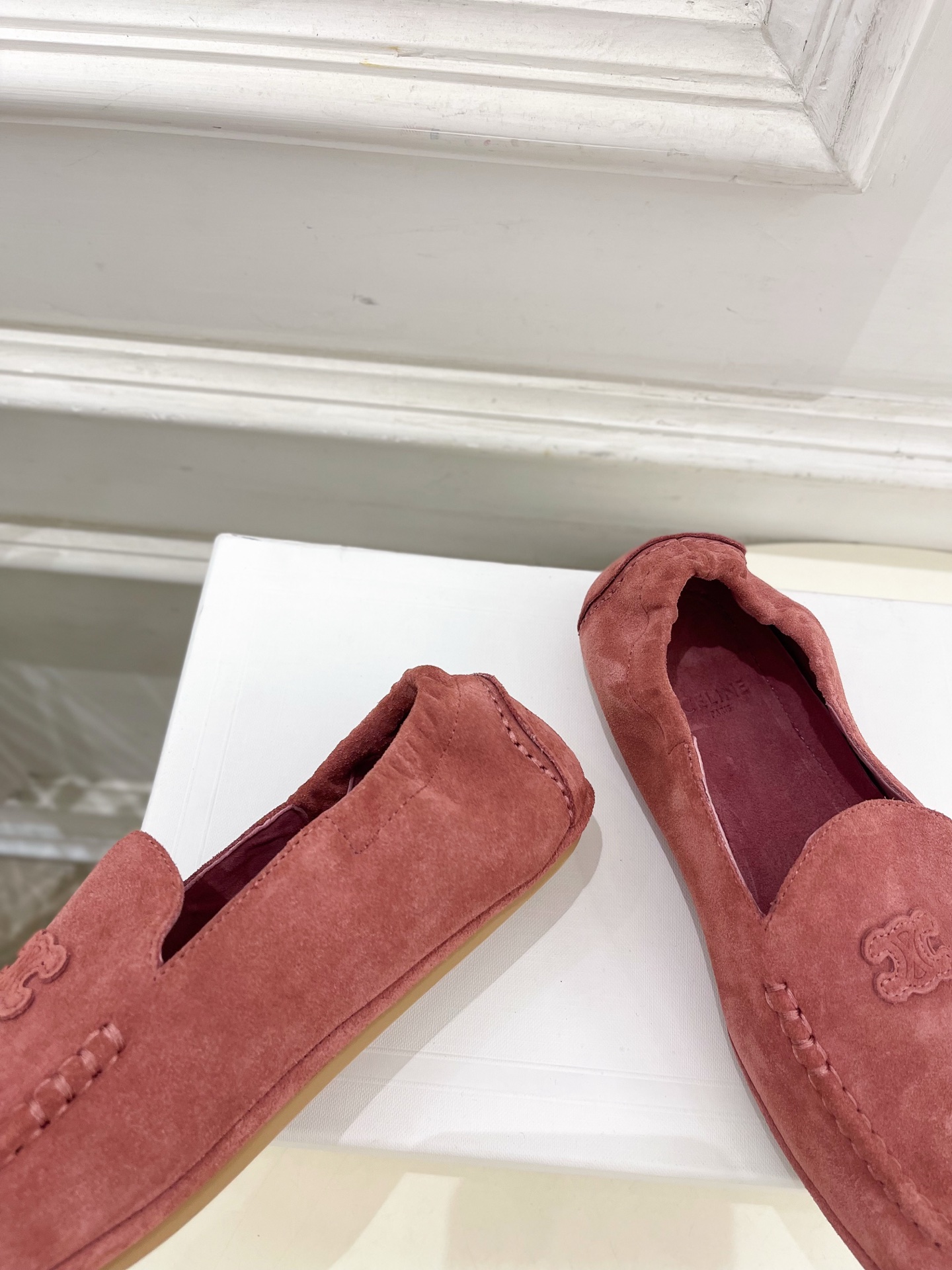 CELINE  | 赛琳  25𝐬𝐬 

💛2025秋冬新品 凯旋门ADAM麂皮乐福鞋 上新！

🔜BS