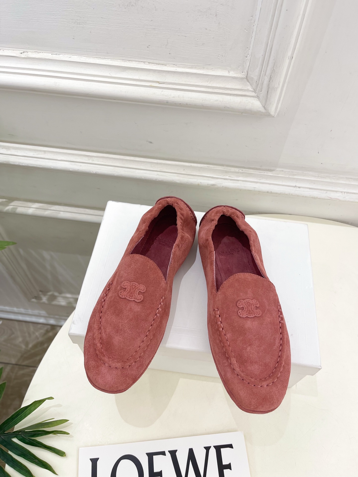 CELINE  | 赛琳  25𝐬𝐬 

💛2025秋冬新品 凯旋门ADAM麂皮乐福鞋 上新！

🔜BS