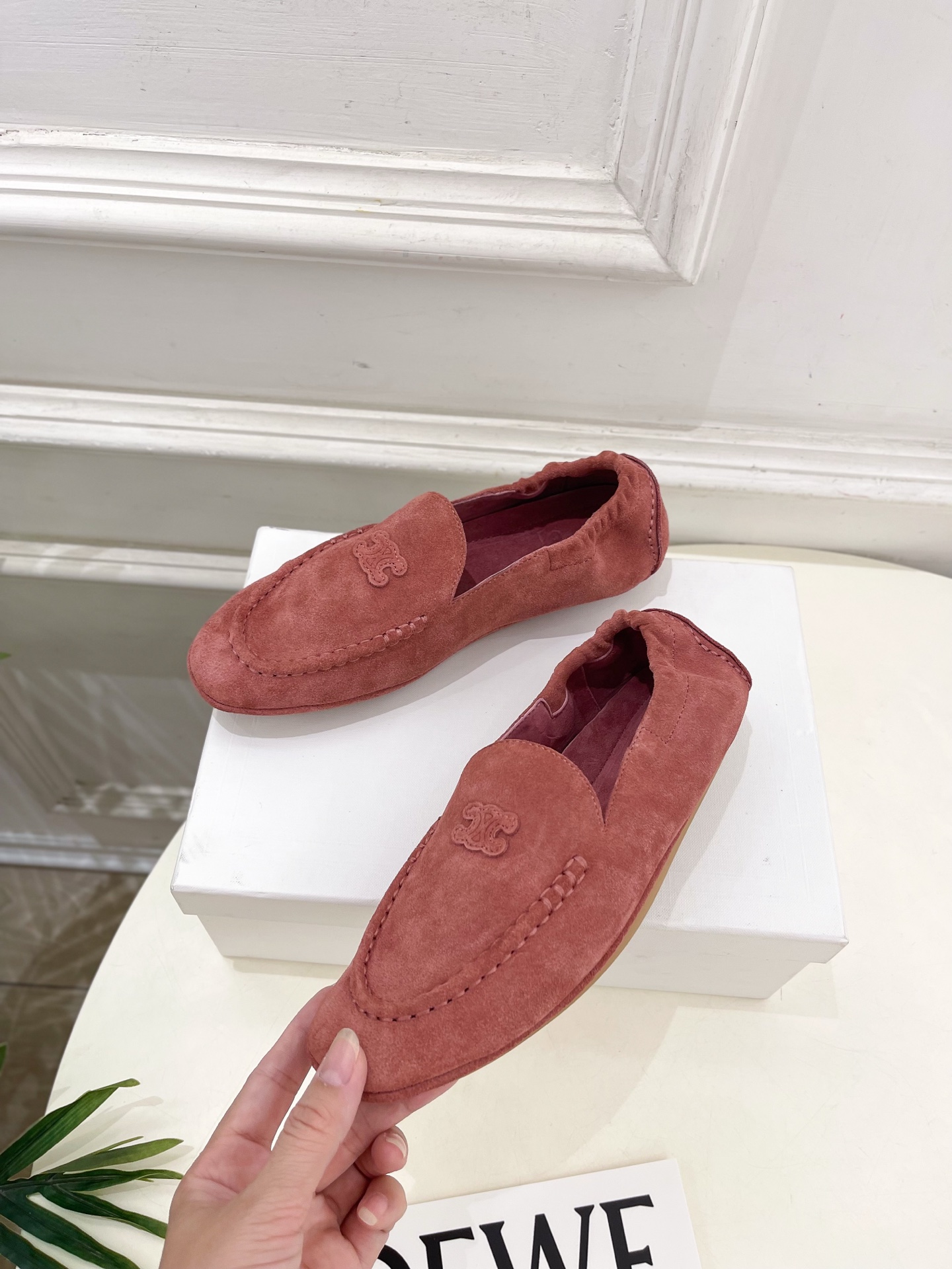 CELINE  | 赛琳  25𝐬𝐬 

💛2025秋冬新品 凯旋门ADAM麂皮乐福鞋 上新！

🔜BS