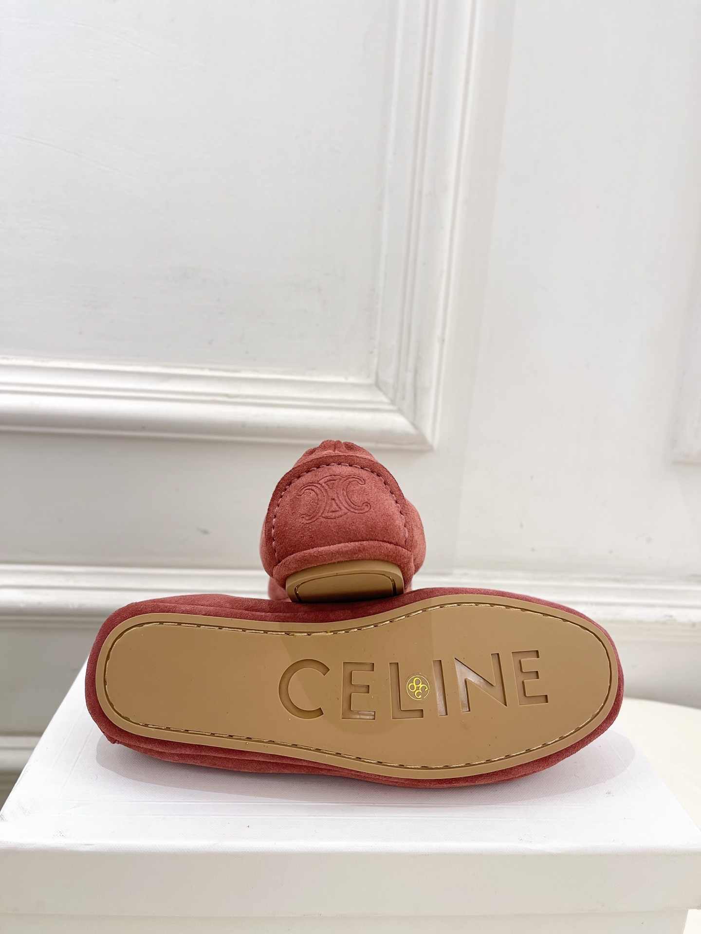 CELINE  | 赛琳  25𝐬𝐬 

💛2025秋冬新品 凯旋门ADAM麂皮乐福鞋 上新！

🔜BS