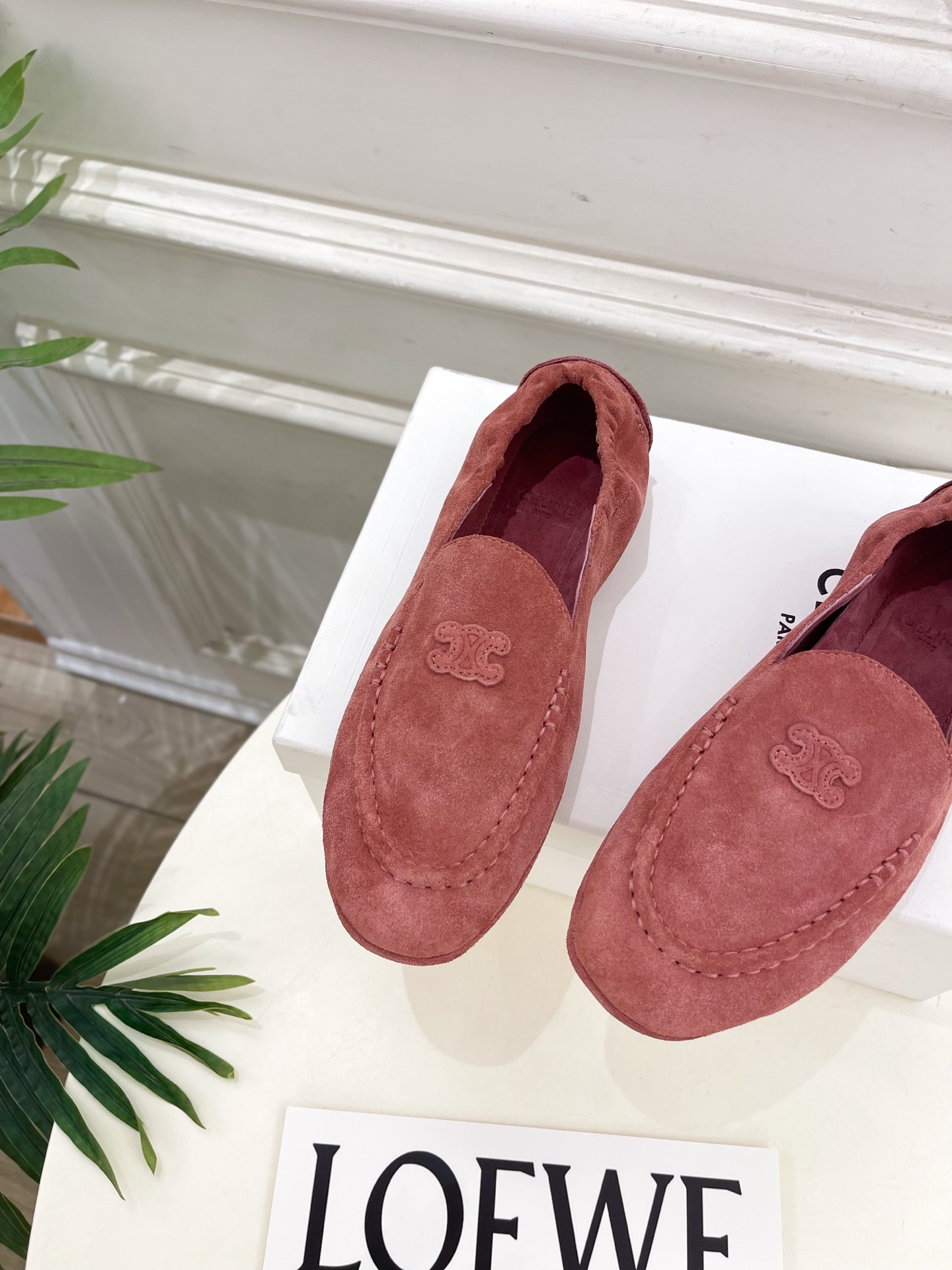 CELINE  | 赛琳  25𝐬𝐬 

💛2025秋冬新品 凯旋门ADAM麂皮乐福鞋 上新！

🔜BS