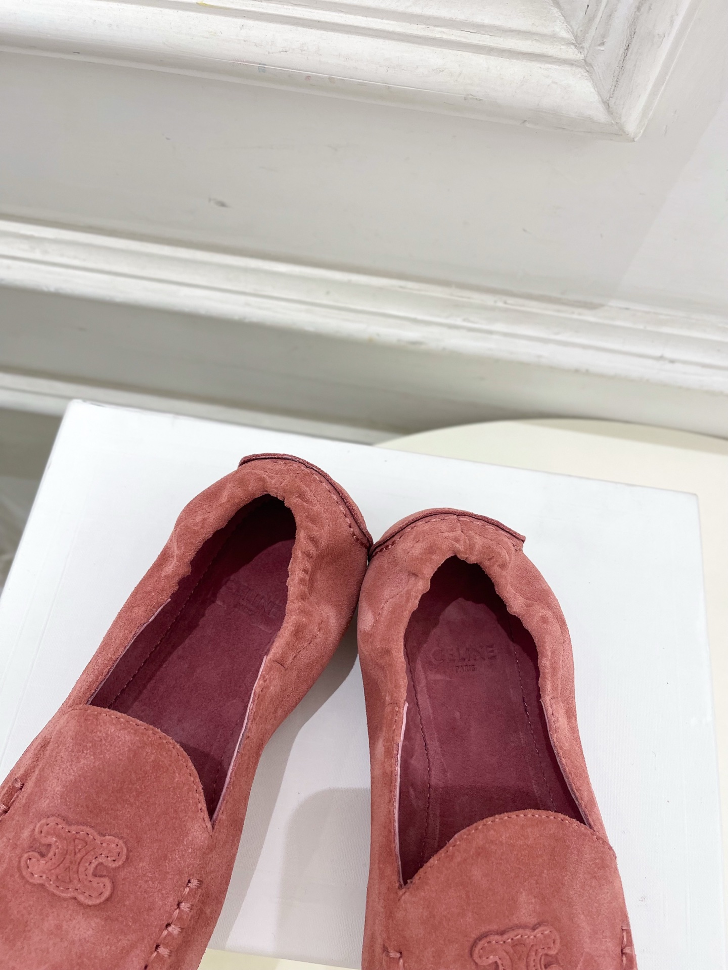 CELINE  | 赛琳  25𝐬𝐬 

💛2025秋冬新品 凯旋门ADAM麂皮乐福鞋 上新！

🔜BS