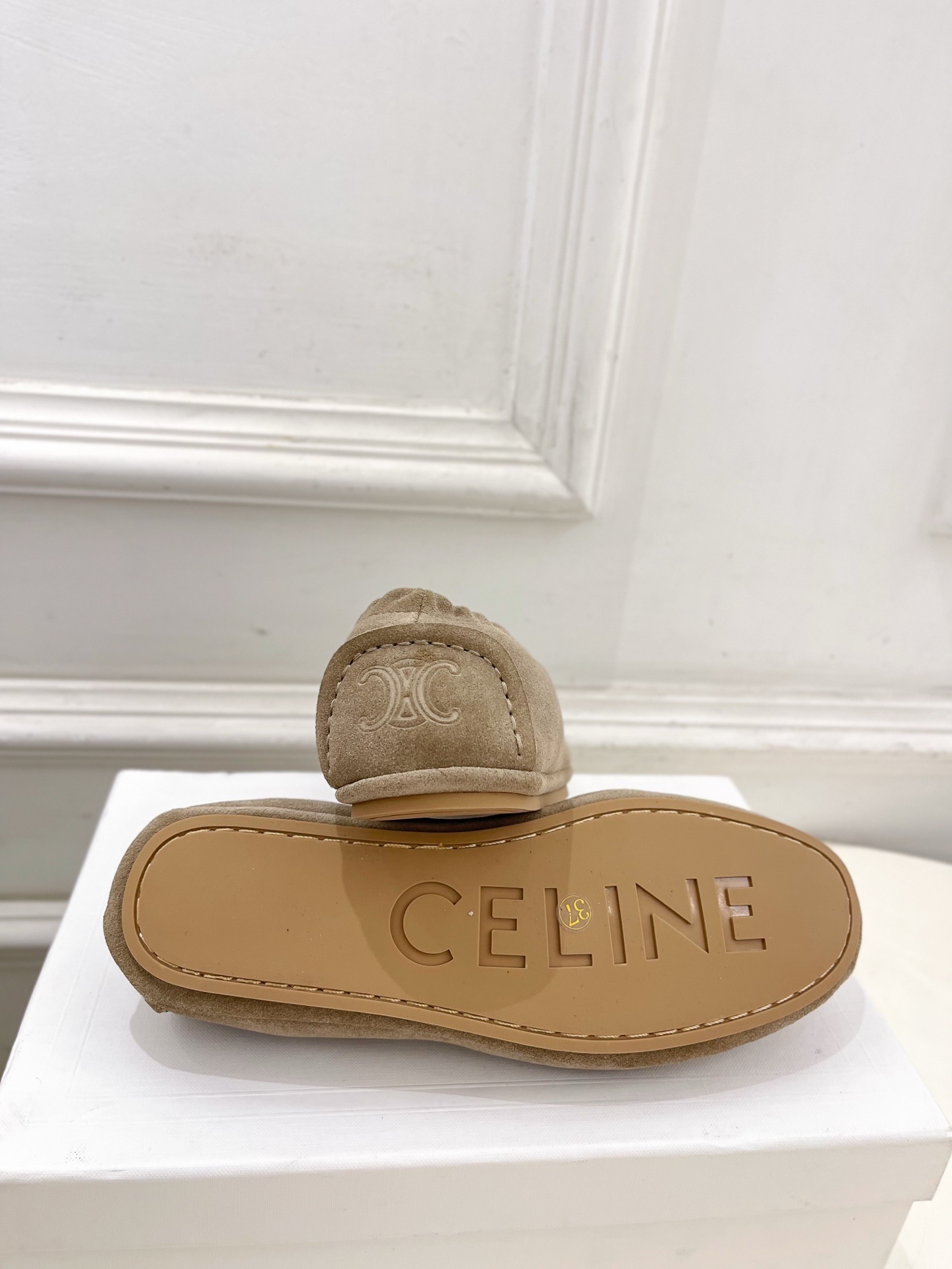 CELINE | 赛琳 25𝐬𝐬
💛2025秋冬新品 凯旋门ADAM麂皮乐福鞋 上新!
🔜BS